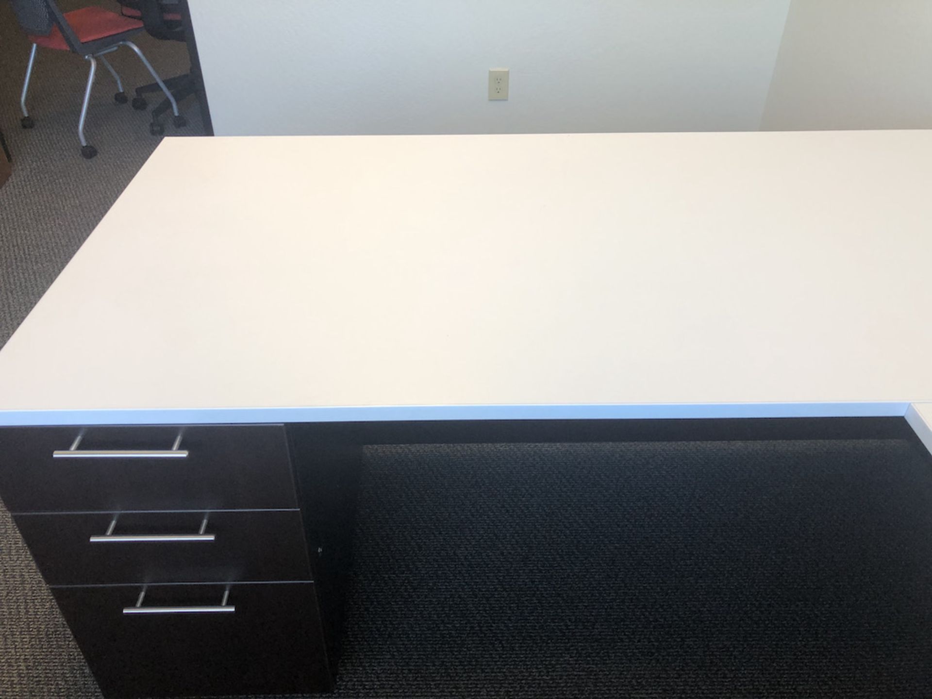 OFFICE DESK 71IN L X 35.5IN W X 30IN H ( NOT TO INCLUDE CONTENTS ) - Image 5 of 7