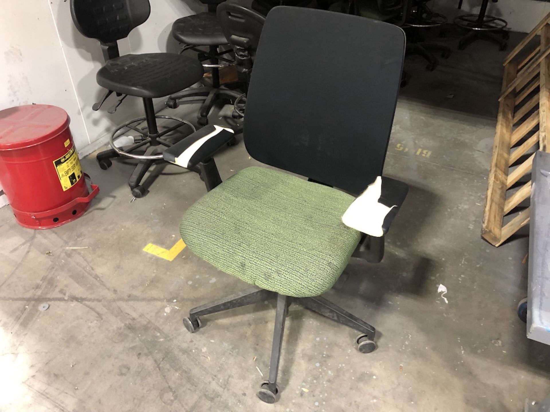 5 CASTER OFFICE CHAIR GREEN SEAT CUSHION, PADDED ARM REST ( SPLIT ), BLACK MESH BACK SUPPORT - Image 3 of 3