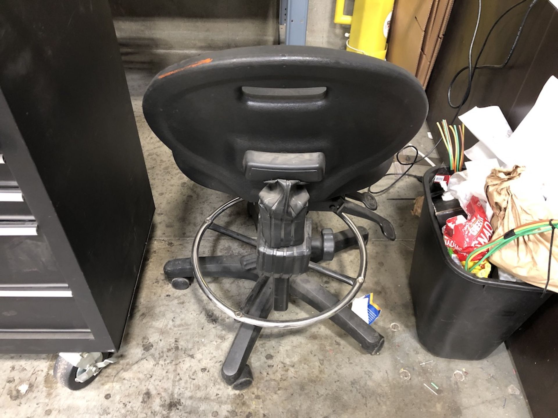 5 CASTER BLACK OFFICE CHAIR - Image 2 of 3