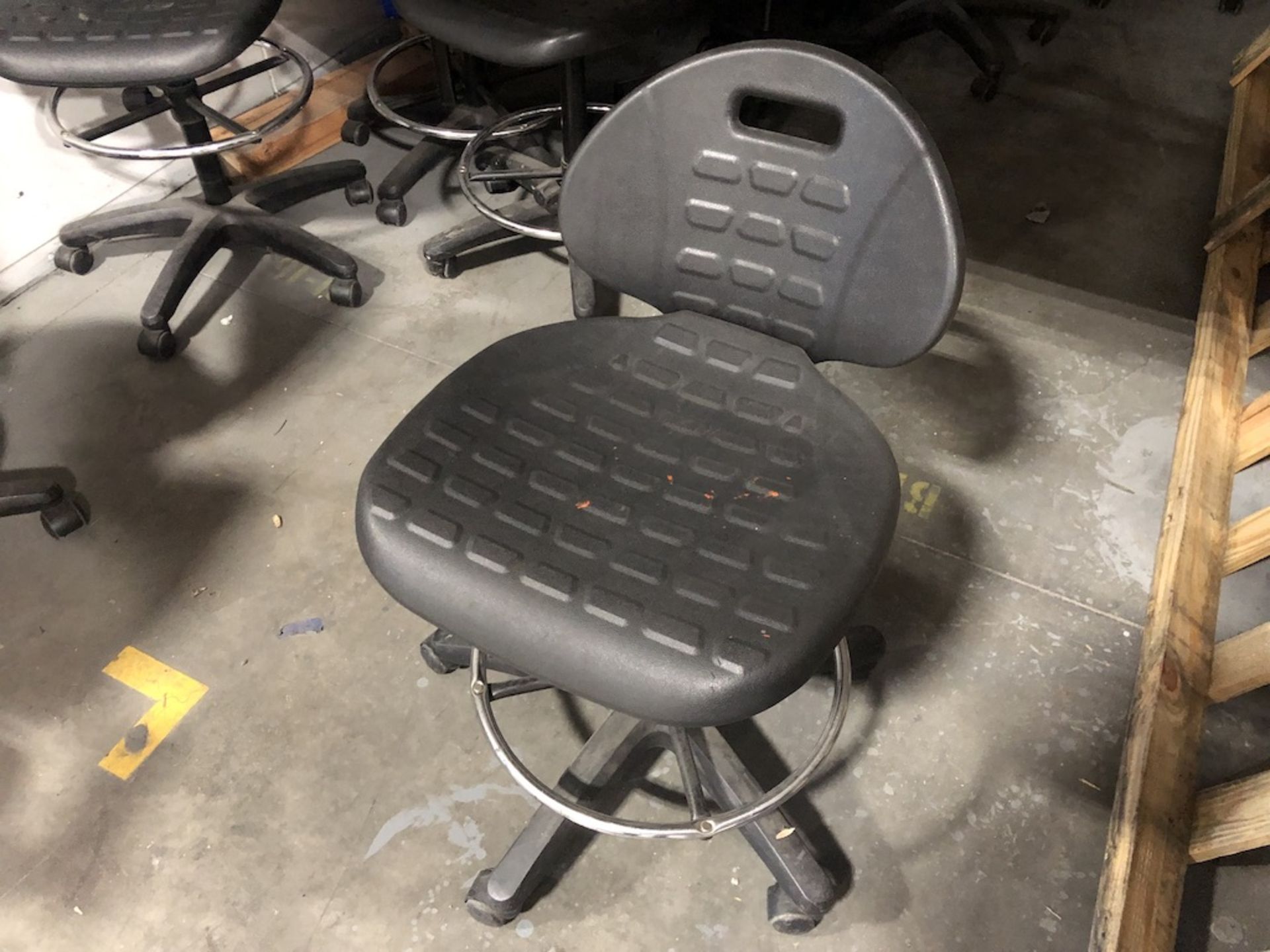 5 CASTER BLACK OFFICE CHAIR - Image 3 of 4