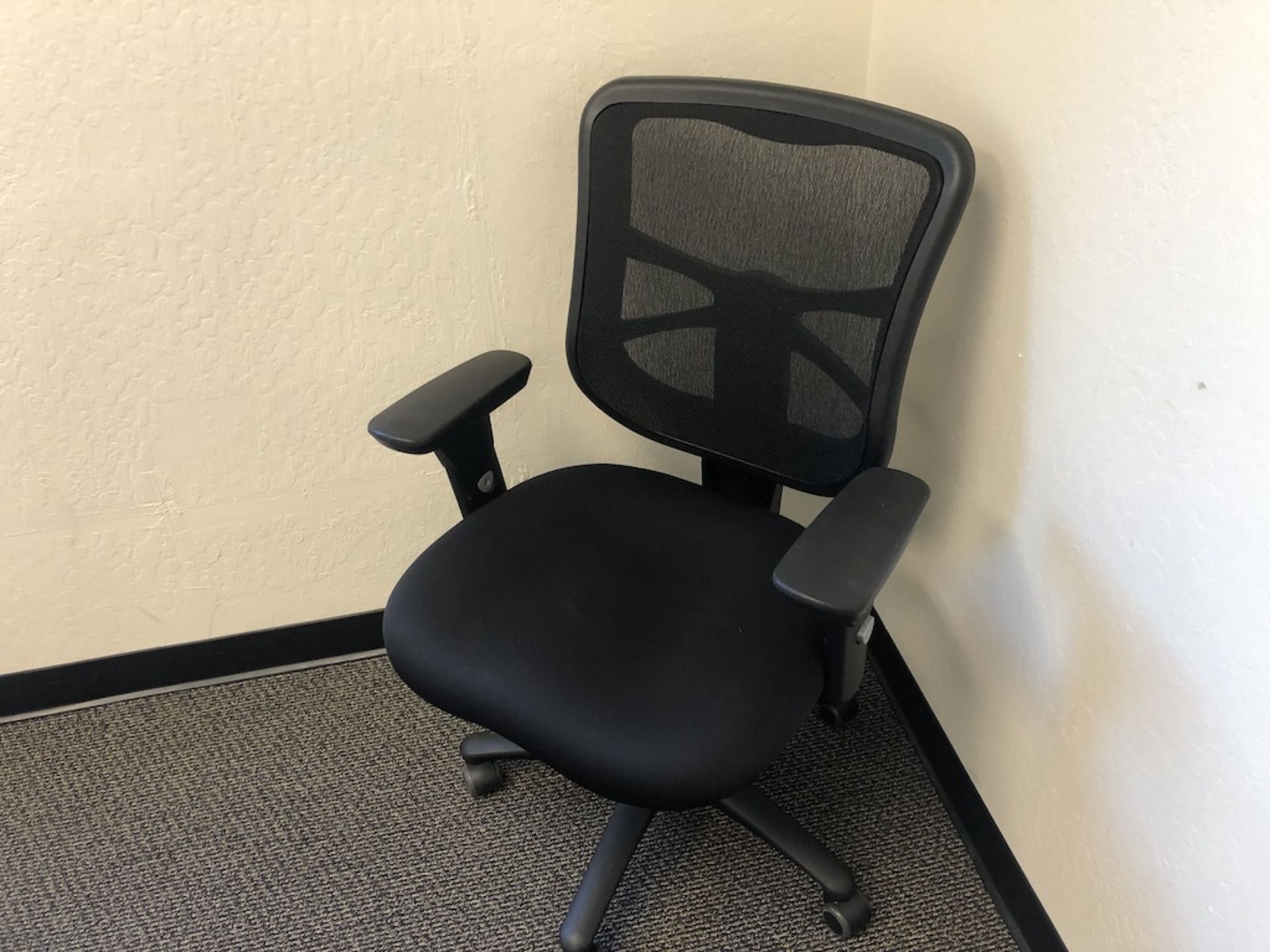5 CASTER OFFICE CHAIR PADDED ARM REST, BLACK SEAT CUSHION, MESH BACK SUPPORT   SCHNEIDER ELECTRIC- - Image 3 of 3