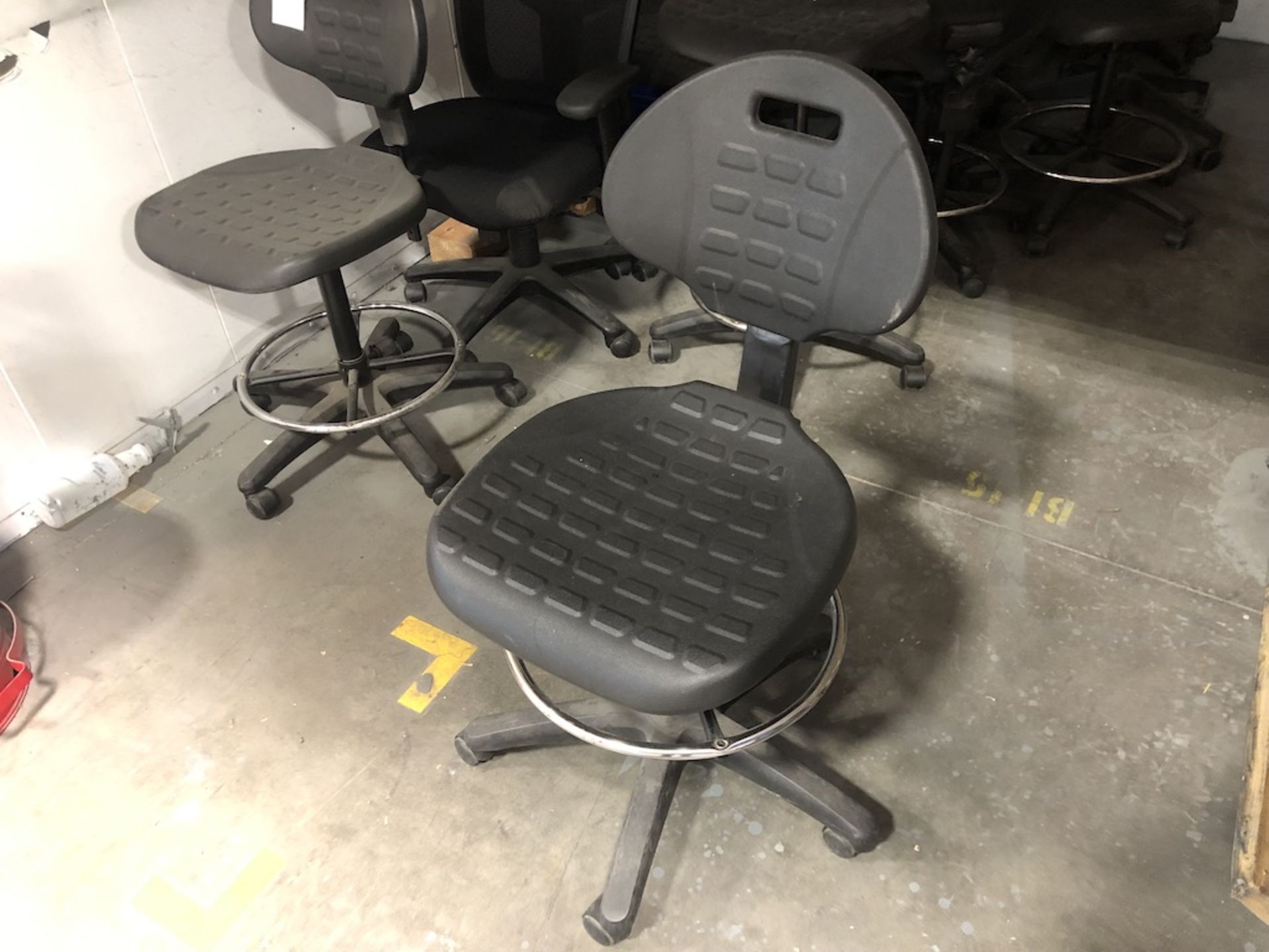 5 CASTER BLACK OFFICE CHAIR - Image 3 of 4