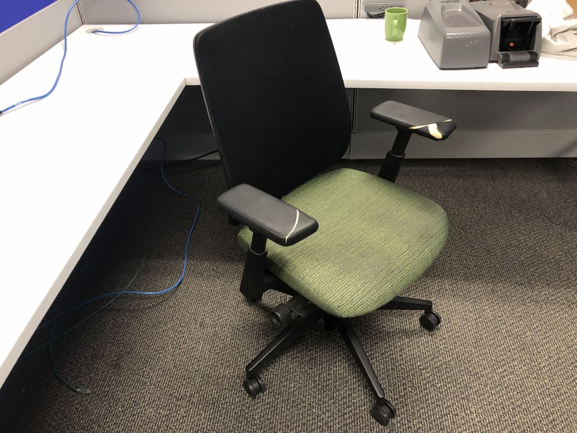 5 CASTER OFFICE CHAIR PADDED ARM REST, GREEN SEATED CUSHION, MESH BACK SUPPORT   SCHNEIDER ELECTRIC- - Image 2 of 3
