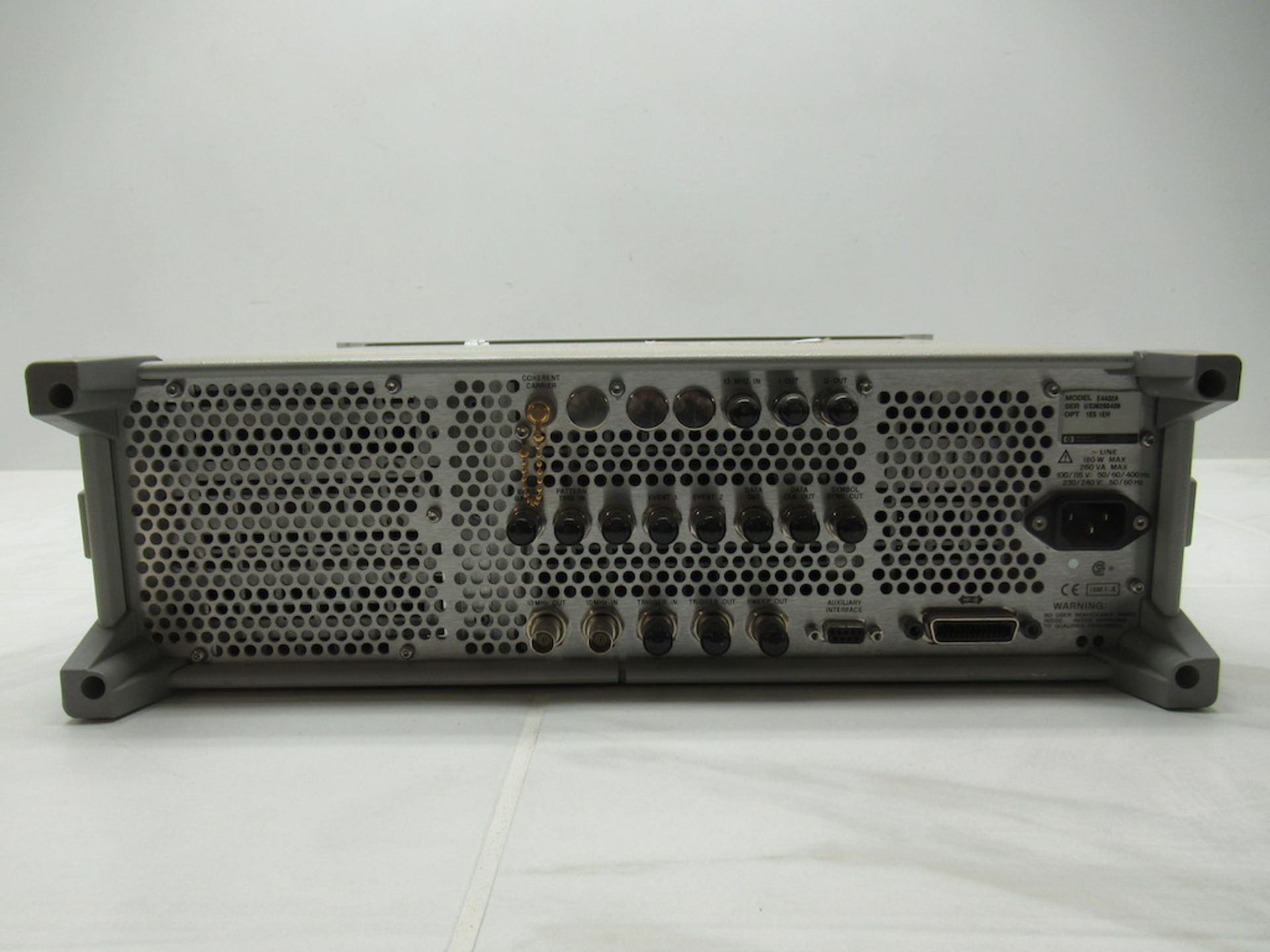 Hewlett Packard Esg-D3000A Digital Signal Generator, 250Khz-3000 Mhz powers on - Image 4 of 4