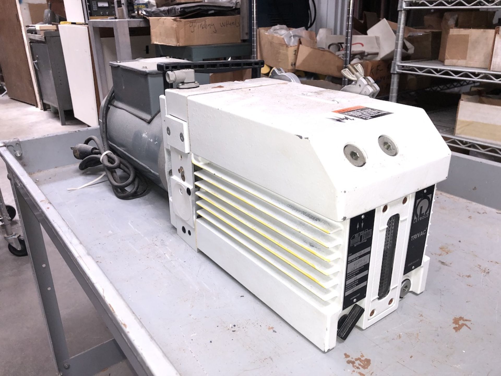 LEYBOLD TRIVAC D25BCS DUAL STAGE ROTARY VANE VACUUM PUMP - Image 4 of 7