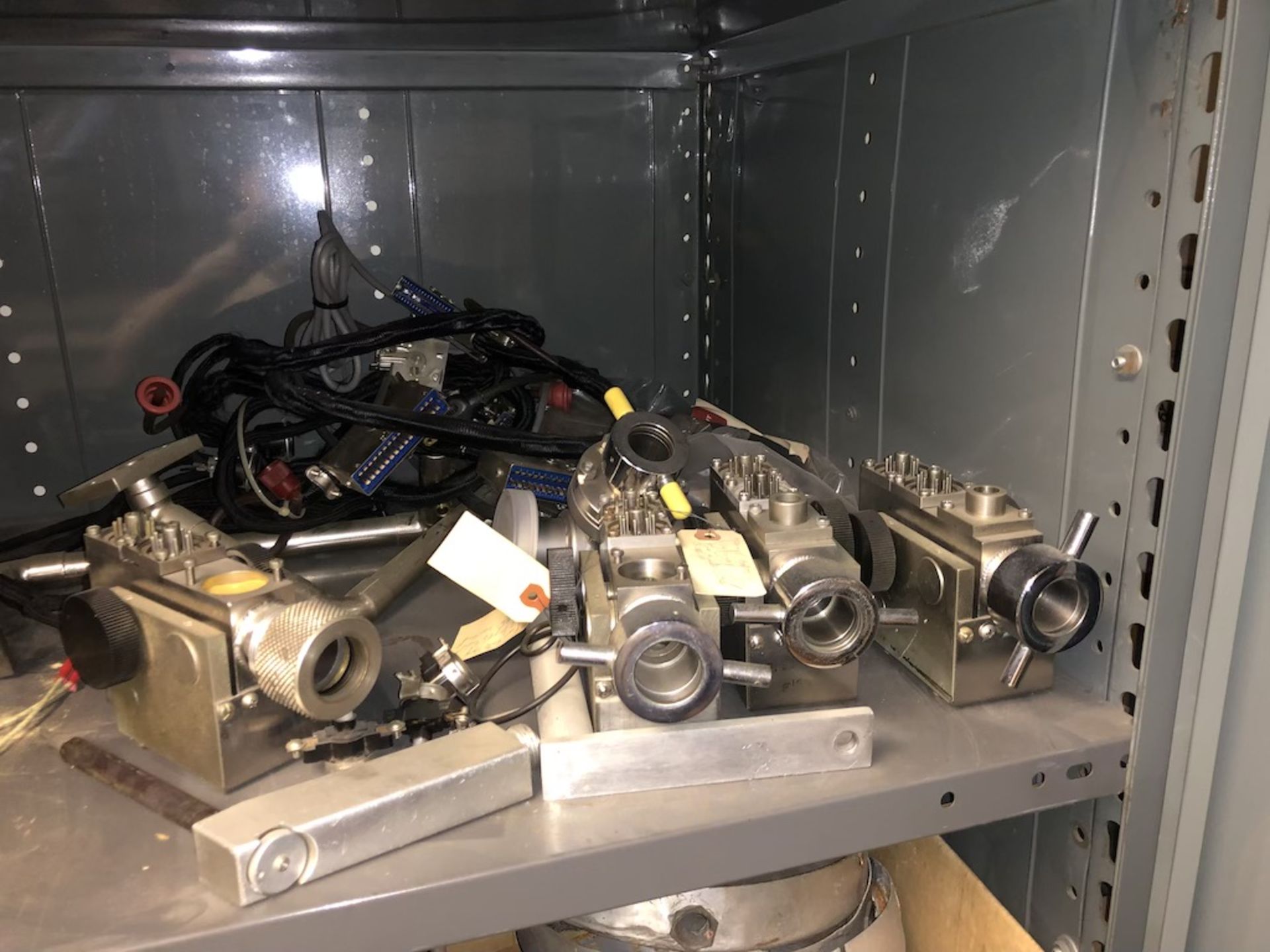 LOCKER W/ CONTENTS: VARIAN MASS SPECTROMETER LEAK DETECTOR FACE PLATES, HIGH PRESSURE VACUUM - Image 6 of 10