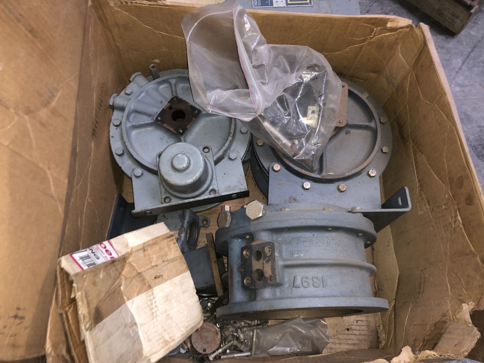 PALLET OF SAFETY SWITCHES AND FLANGES - Image 2 of 6