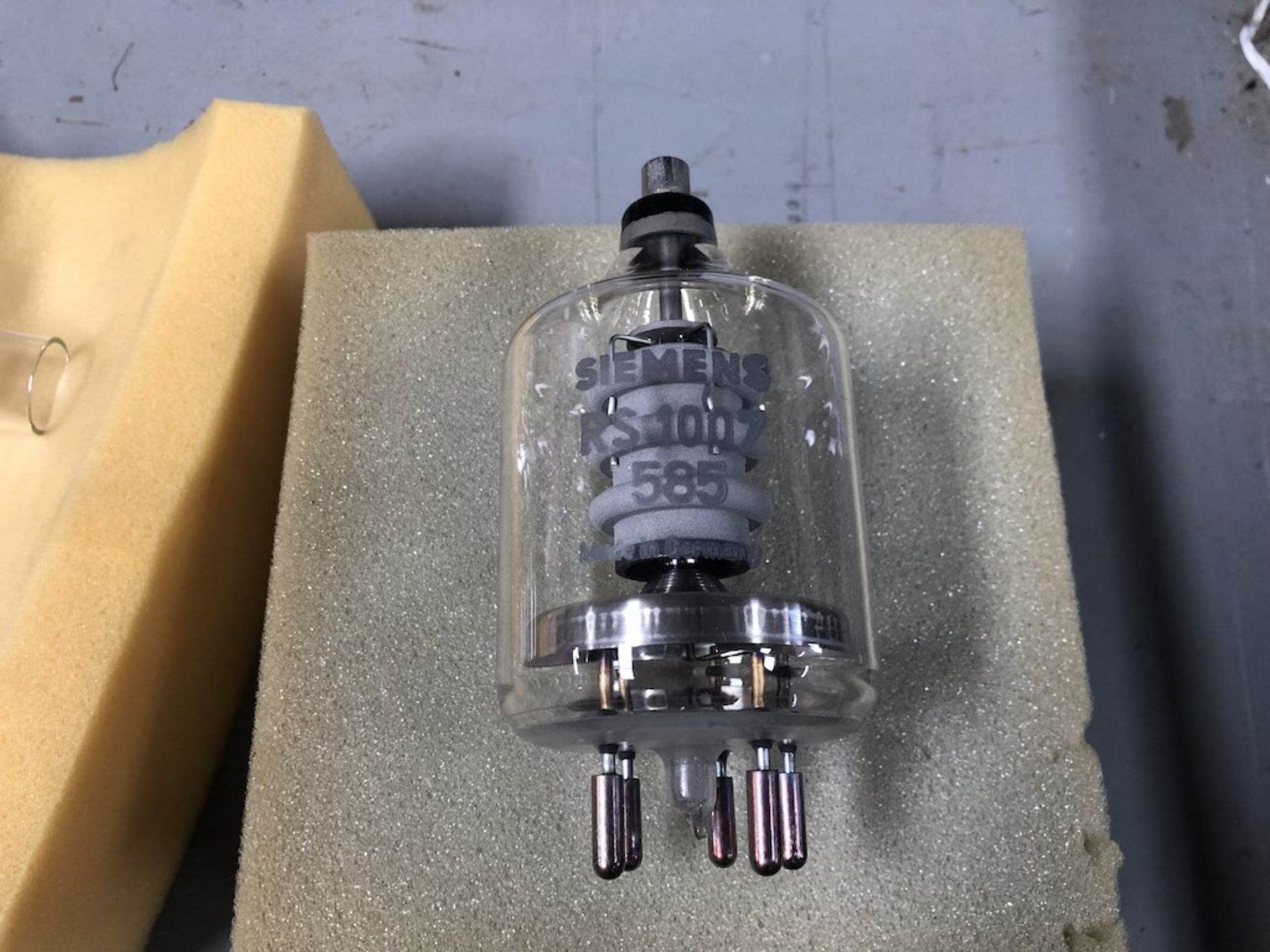 QTY OF 2 ITEMS: SIEMENS RS 1007 VACUUM TUBE; AIO MICRO SERVICE VACUUM TUBE - Image 4 of 6
