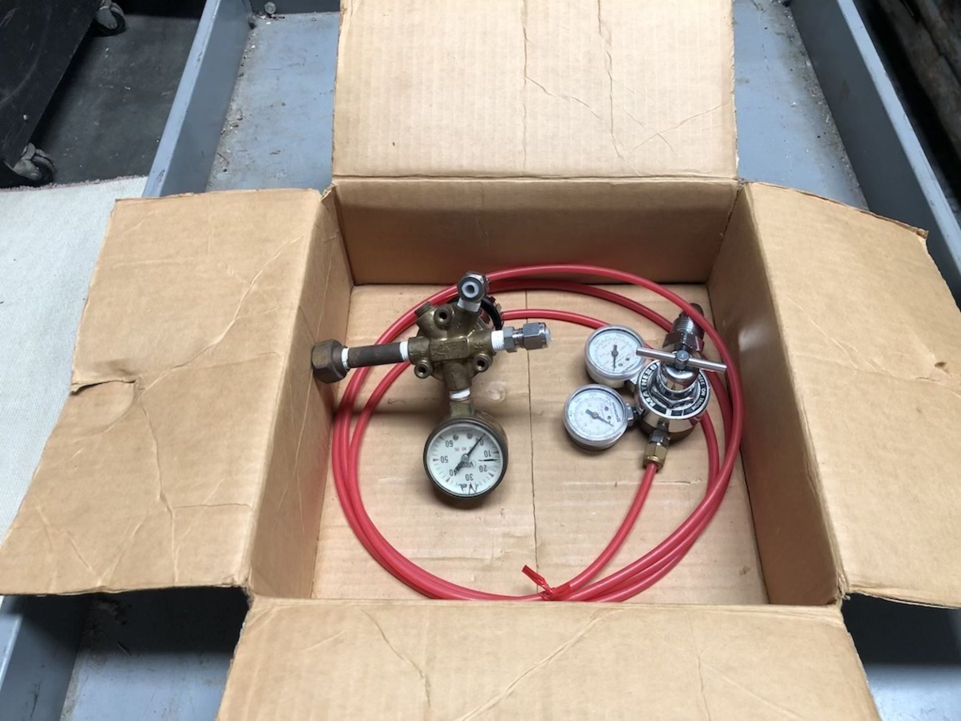 QTY OF 2 ITEMS: LINDE R-2780 VINTAGE REGULATOR UNION; MATHESON 3320 PRESSURE GAUGE REGULATOR