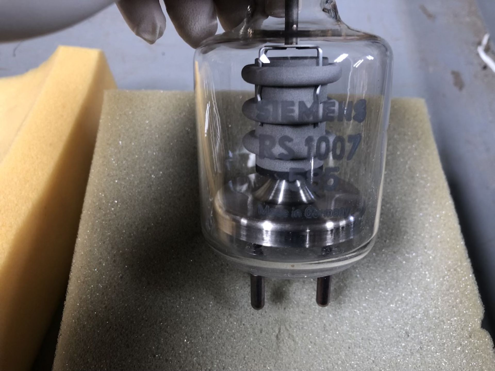 QTY OF 2 ITEMS: SIEMENS RS 1007 VACUUM TUBE; AIO MICRO SERVICE VACUUM TUBE - Image 5 of 6
