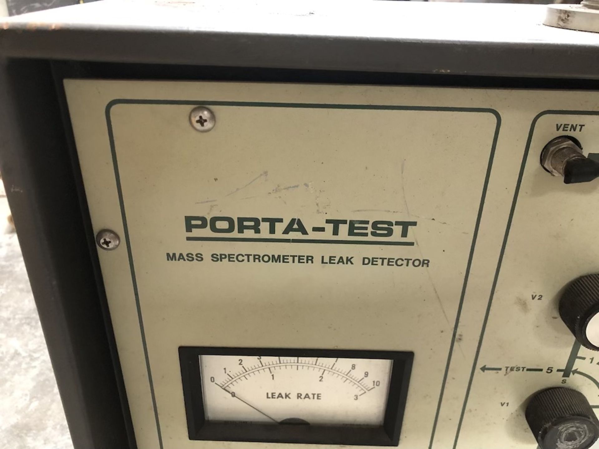 VARIAN 925-40 PORTA-TEST MASS SPECTROMETER LEAK DETECTOR 120V, 1 PHASE, 60 CYCLE, 400W U-002 - Image 2 of 8