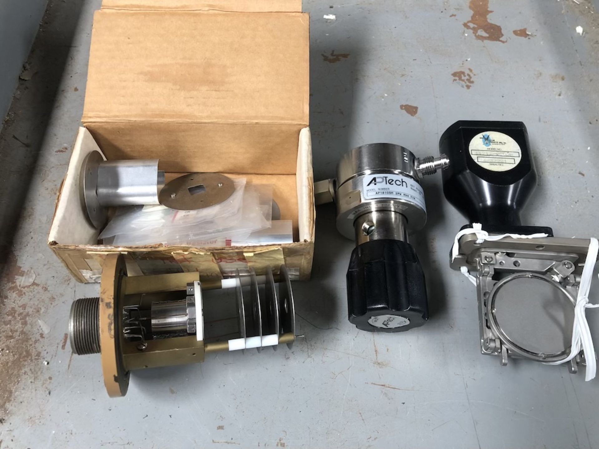 QTY OF 3 ITEMS: AP TECH AP1810SM 2PW MV4 FV4 REGULATOR; HIGH VACUUM APPARATUS MFG INC. 11212-0203R