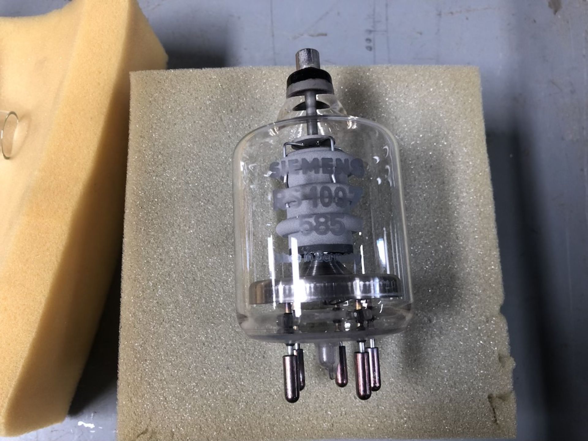 QTY OF 2 ITEMS: SIEMENS RS 1007 VACUUM TUBE; AIO MICRO SERVICE VACUUM TUBE - Image 6 of 6