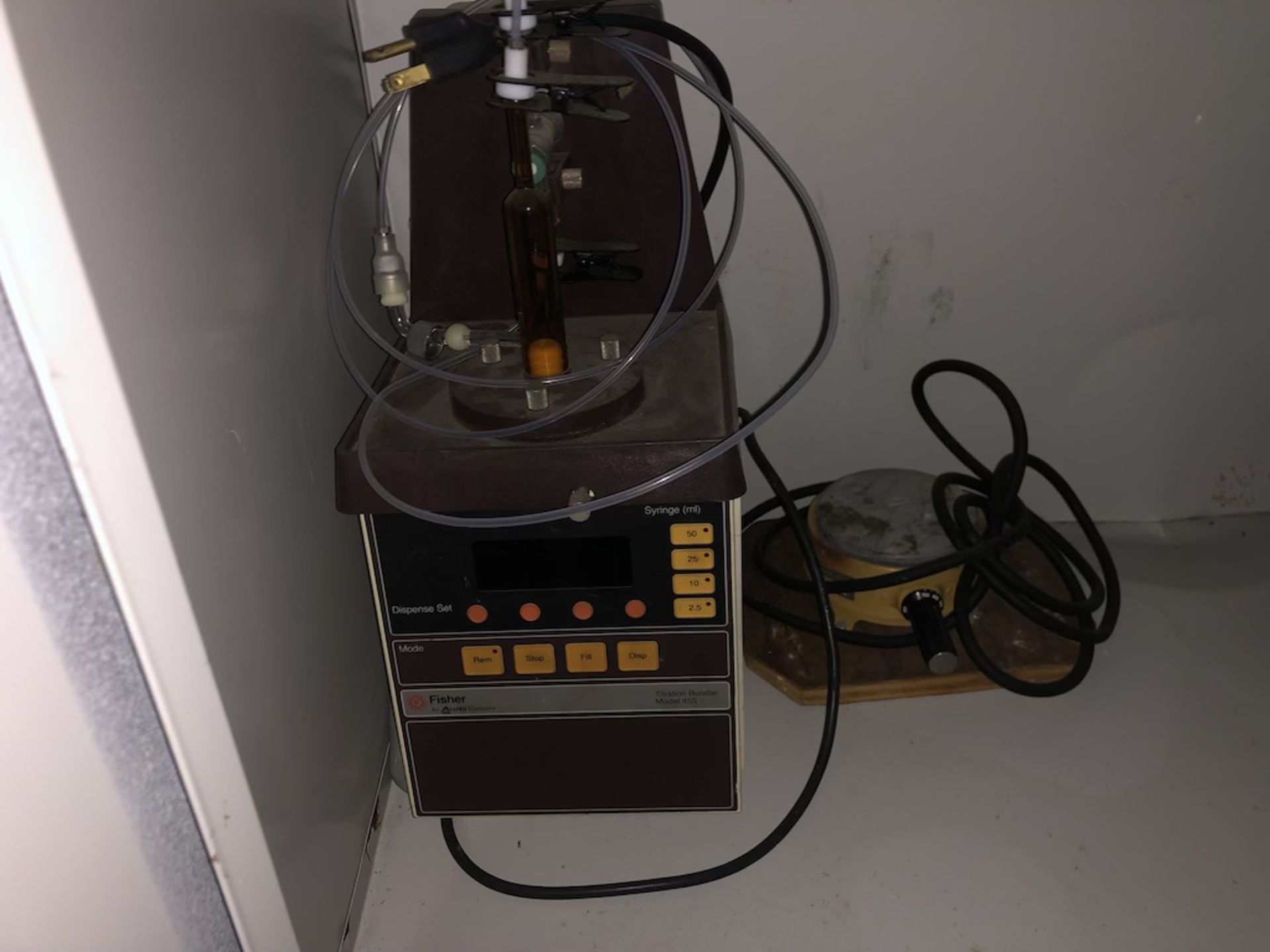 LOCKER W/ CONTENTS: HIGH PRESSURE GAUGE, FISHER 460 TITRATION STIRRER, FISHER 455 TITRATION BURETTE, - Image 10 of 11