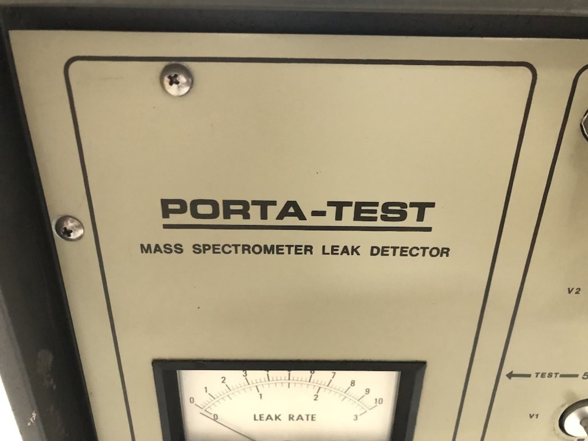 VARIAN 925-40 PORTA-TEST MASS SPECTROMETER LEAK DETECTOR 120V, 1 PHASE, 60HZ, 400W Y-101 - Image 3 of 8