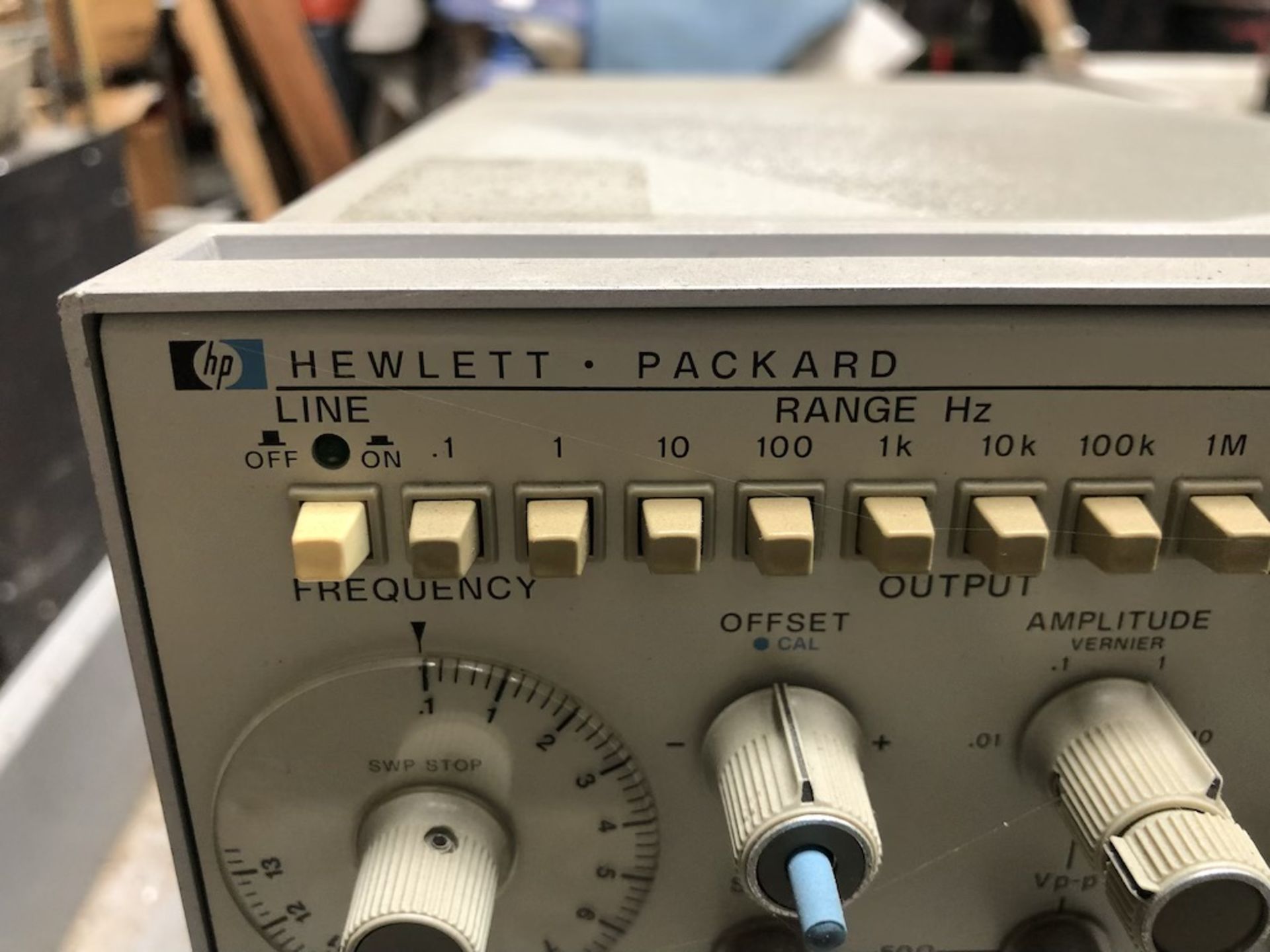 QTY OF 3 ITEMS: HITACHI STEREO CASSETTE TAPE DECK D-220; HEWLETT PACKARD 3312A FUNCTION GENERATOR - Image 5 of 16