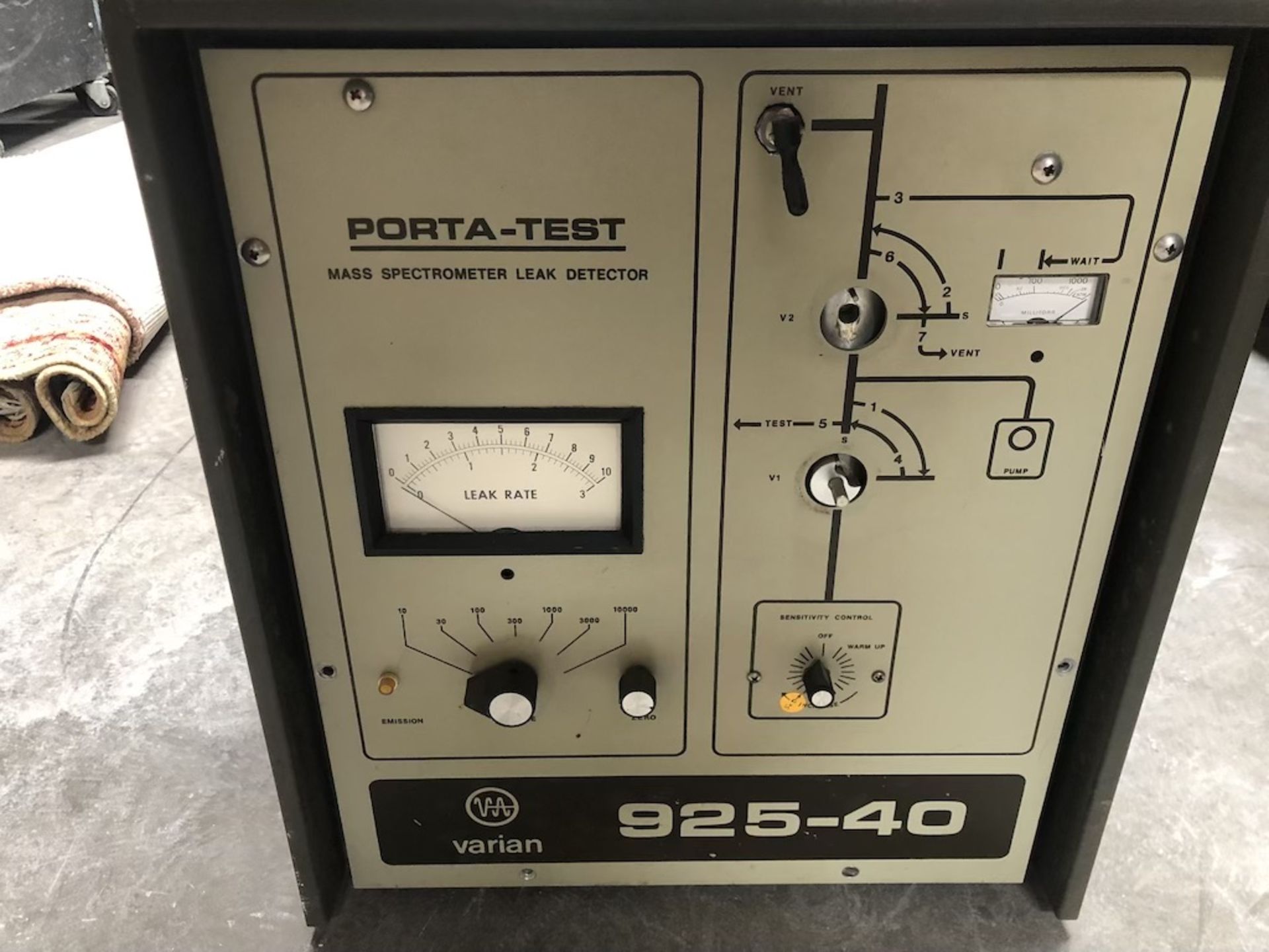 VARIAN 925-40 PORTA-TEST MASS SPECTROMETER LEAK DETECTOR 120V, 1 PHASE, 60HZ, 400W Y-101 - Image 2 of 8