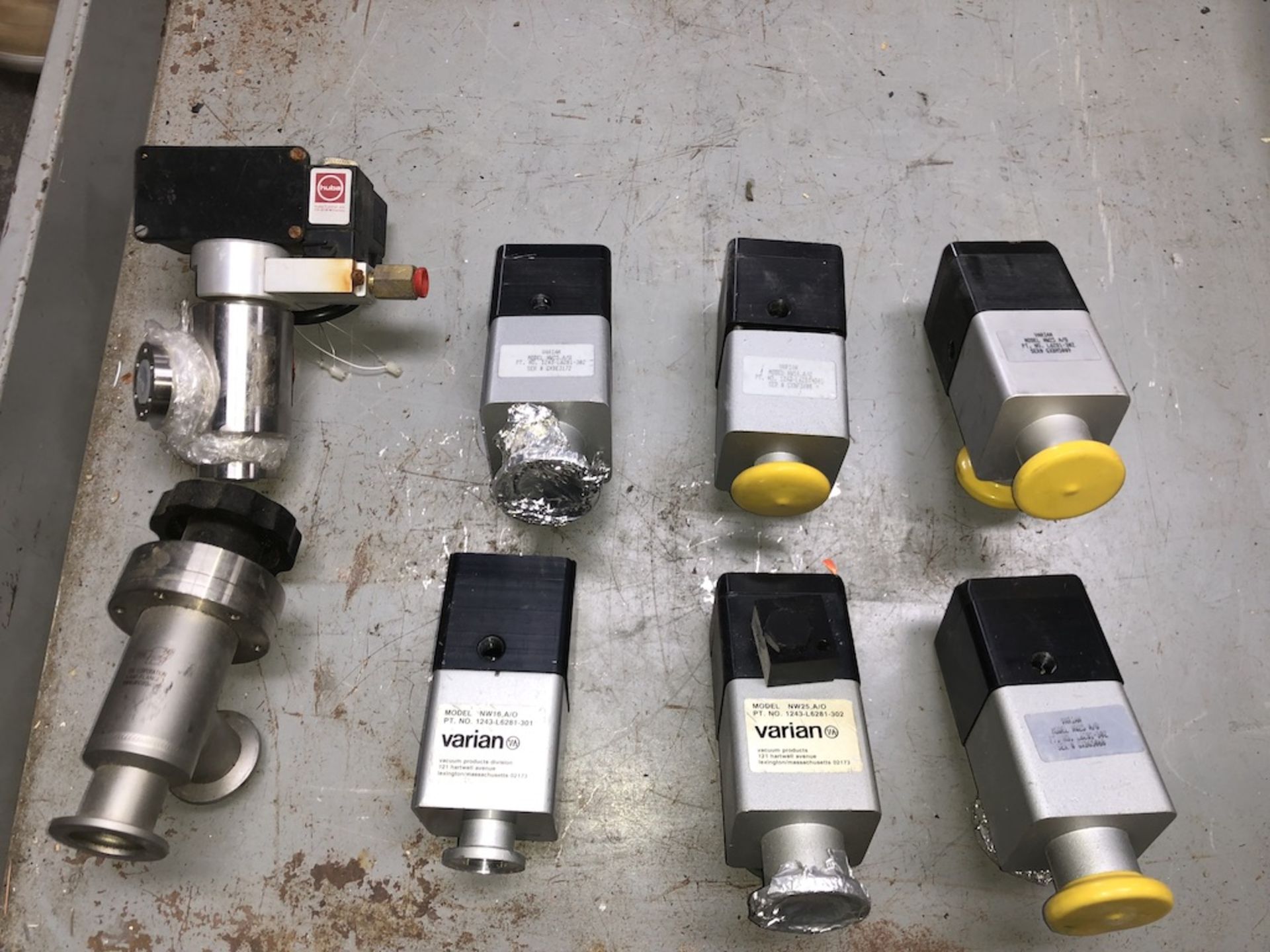 QTY OF 8 ITEMS: QTY OF 4 VARIAN NW25-A/0 RIGHT ANGLE BLOCK VALVE, QTY OF 2 VARIAN NW16-A/0 RIGHT