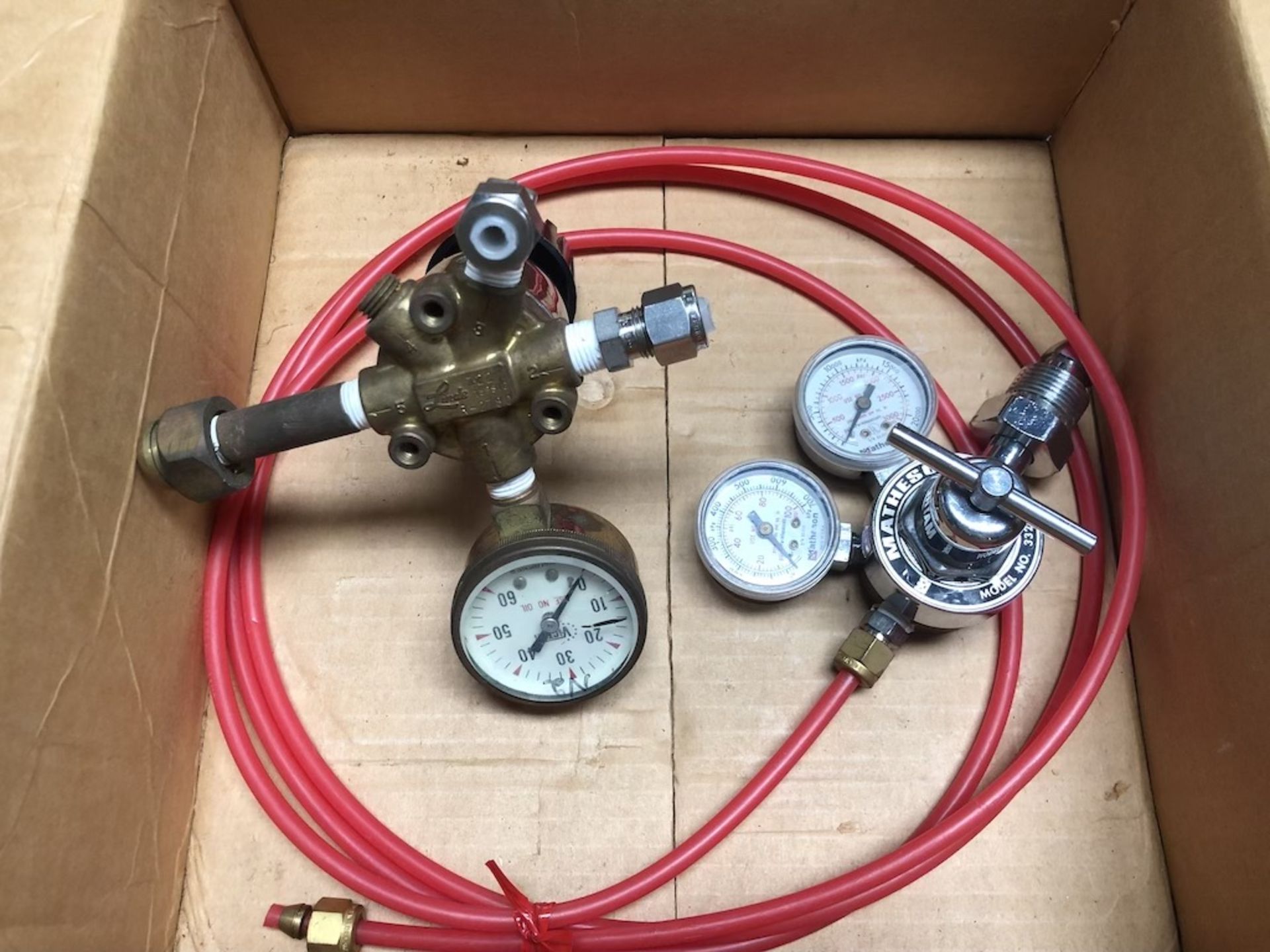 QTY OF 2 ITEMS: LINDE R-2780 VINTAGE REGULATOR UNION; MATHESON 3320 PRESSURE GAUGE REGULATOR - Image 6 of 6