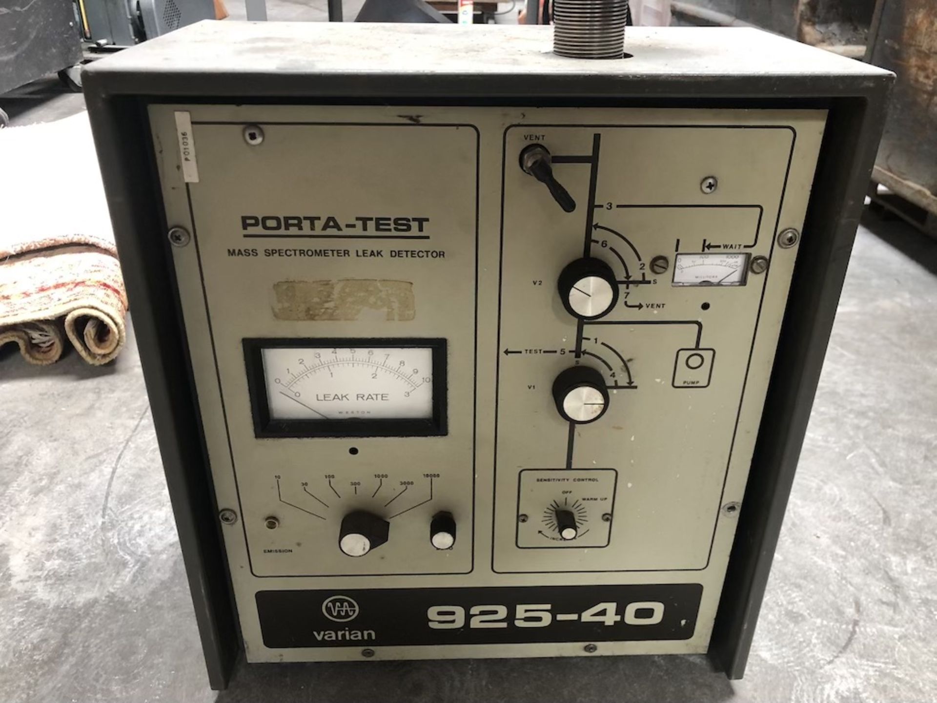 VARIAN 925-40 PORTA-TEST MASS SPECTROMETER LEAK DETECTOR 120V, 1 PHASE, 60HZ, 400W Y-150 - Image 3 of 7