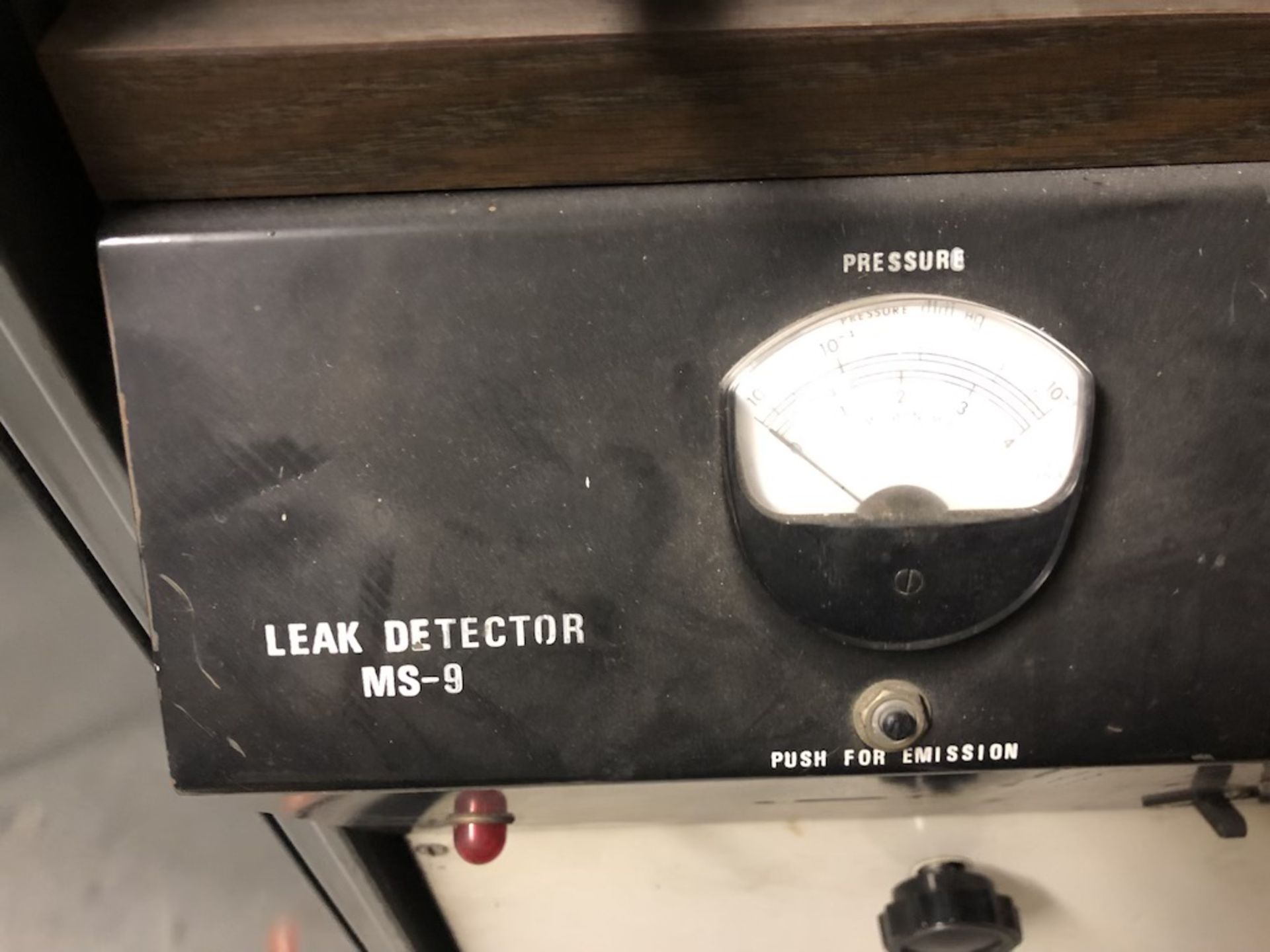 QTY OF + 3 ITEMS: VEECO MS-9 LEAK DETECTOR; VARIAN 664338 THIN FILM TECHNOLOGY; MOORE PRESSURE - Image 2 of 9