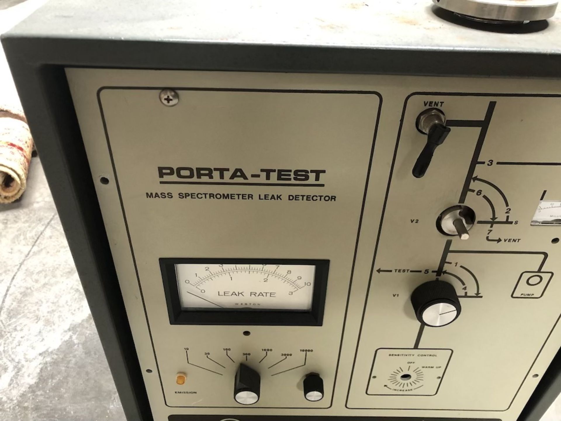 VARIAN 925-40 PORTA-TEST MASS SPECTROMETER LEAK DETECTOR 120V, 1 PHASE, 60HZ, 400W Y-051 - Image 2 of 7