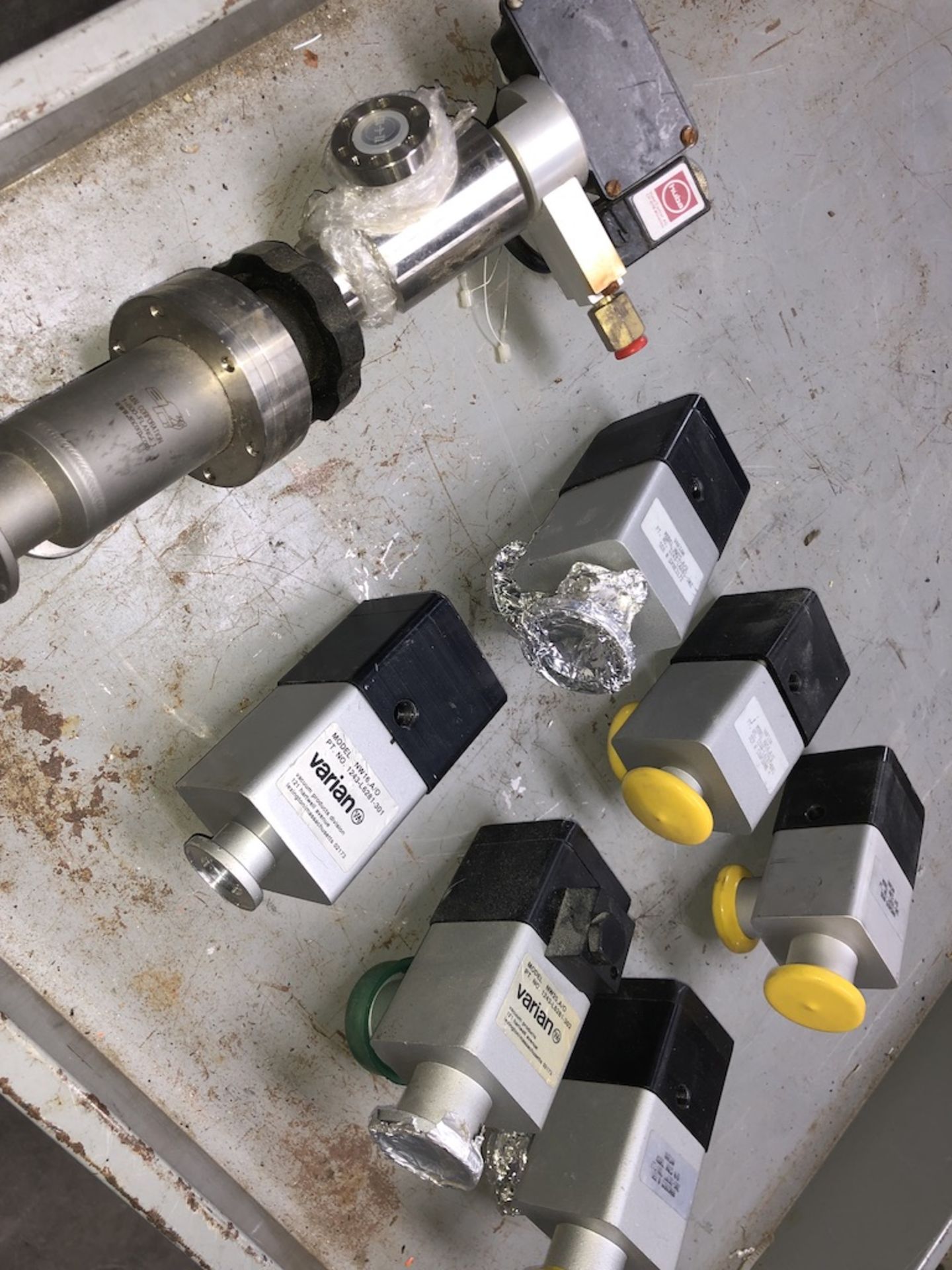 QTY OF 8 ITEMS: QTY OF 4 VARIAN NW25-A/0 RIGHT ANGLE BLOCK VALVE, QTY OF 2 VARIAN NW16-A/0 RIGHT - Image 6 of 7