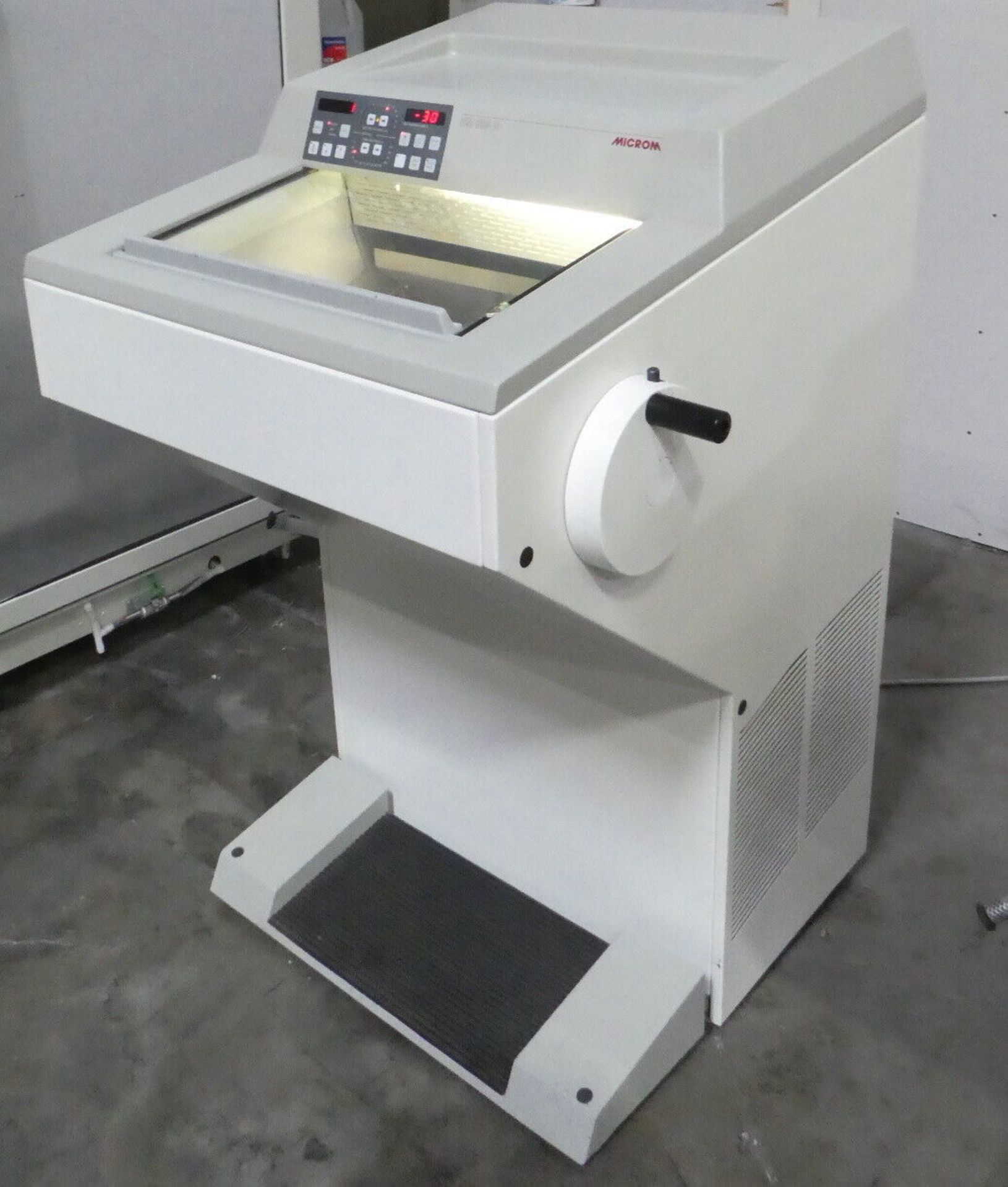 MICROM HM 505 EP Universal Cryostat Microtome. Thermometer not included. - Image 2 of 11