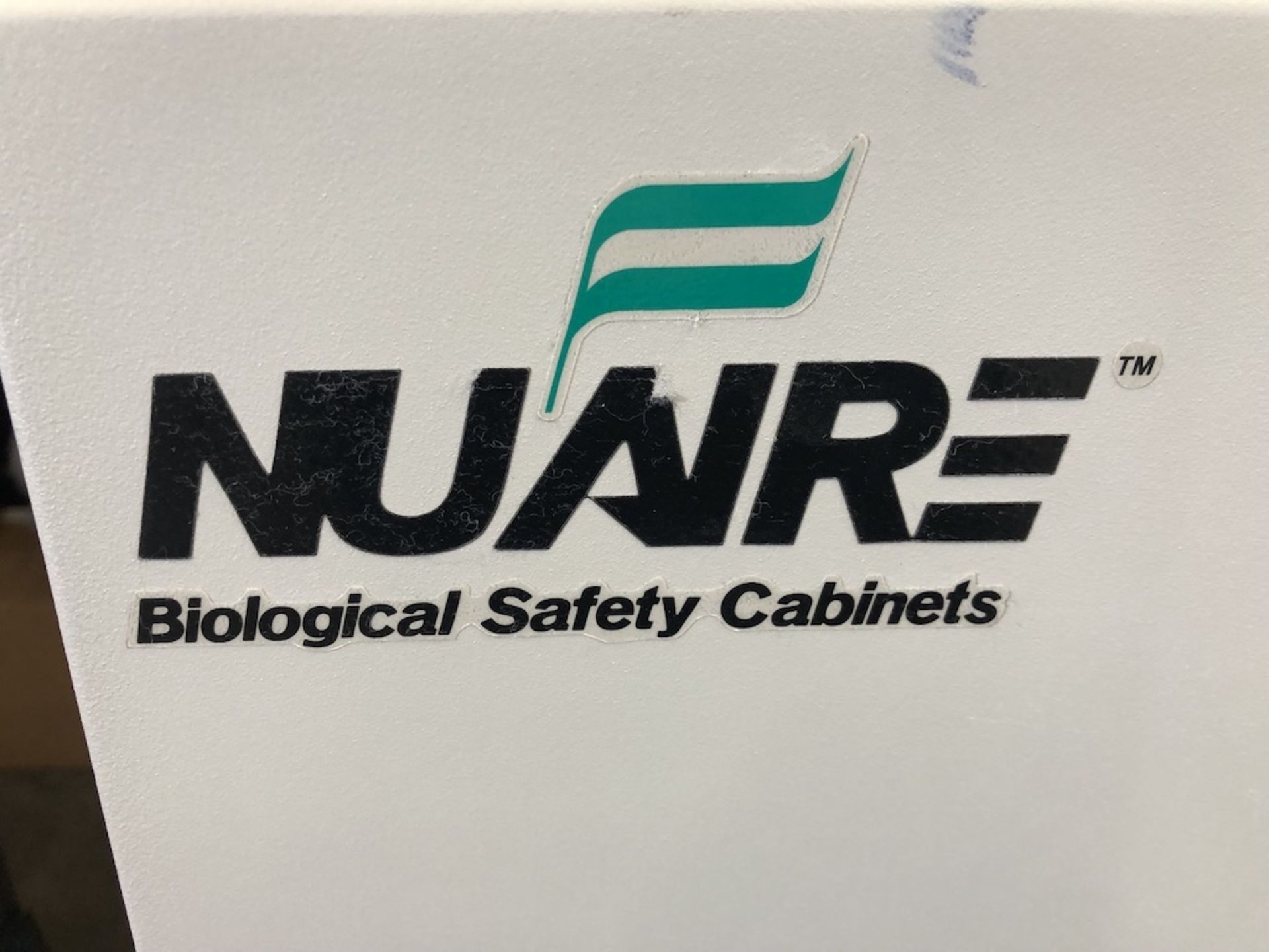 NUAIRE NU-425-600 LAMINAR FLOW BIOLOGICAL SAFETY CABINET 4FT SERIES 24 115AC 60HZ PHASE 1 14A - Image 2 of 7