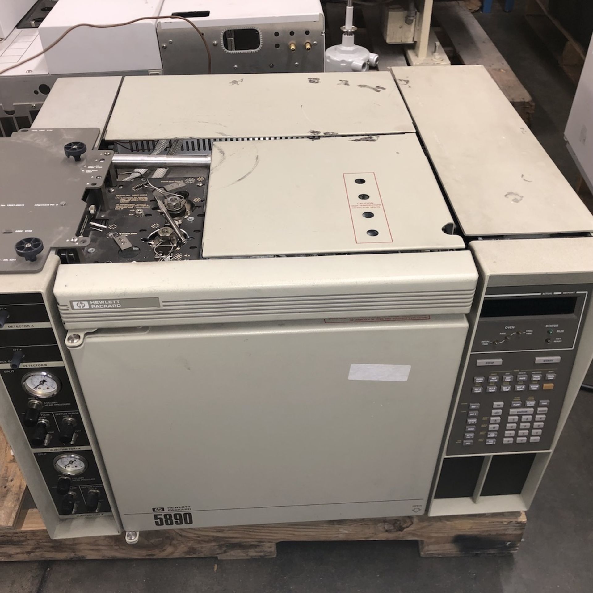 HEWLETT PACKARD 5890 GAS CHROMATOGRAPH OPTIONS: 236, 236, 100, 107, 038, 550, 013 Ê 1218 ALDERWOOD - Image 3 of 12