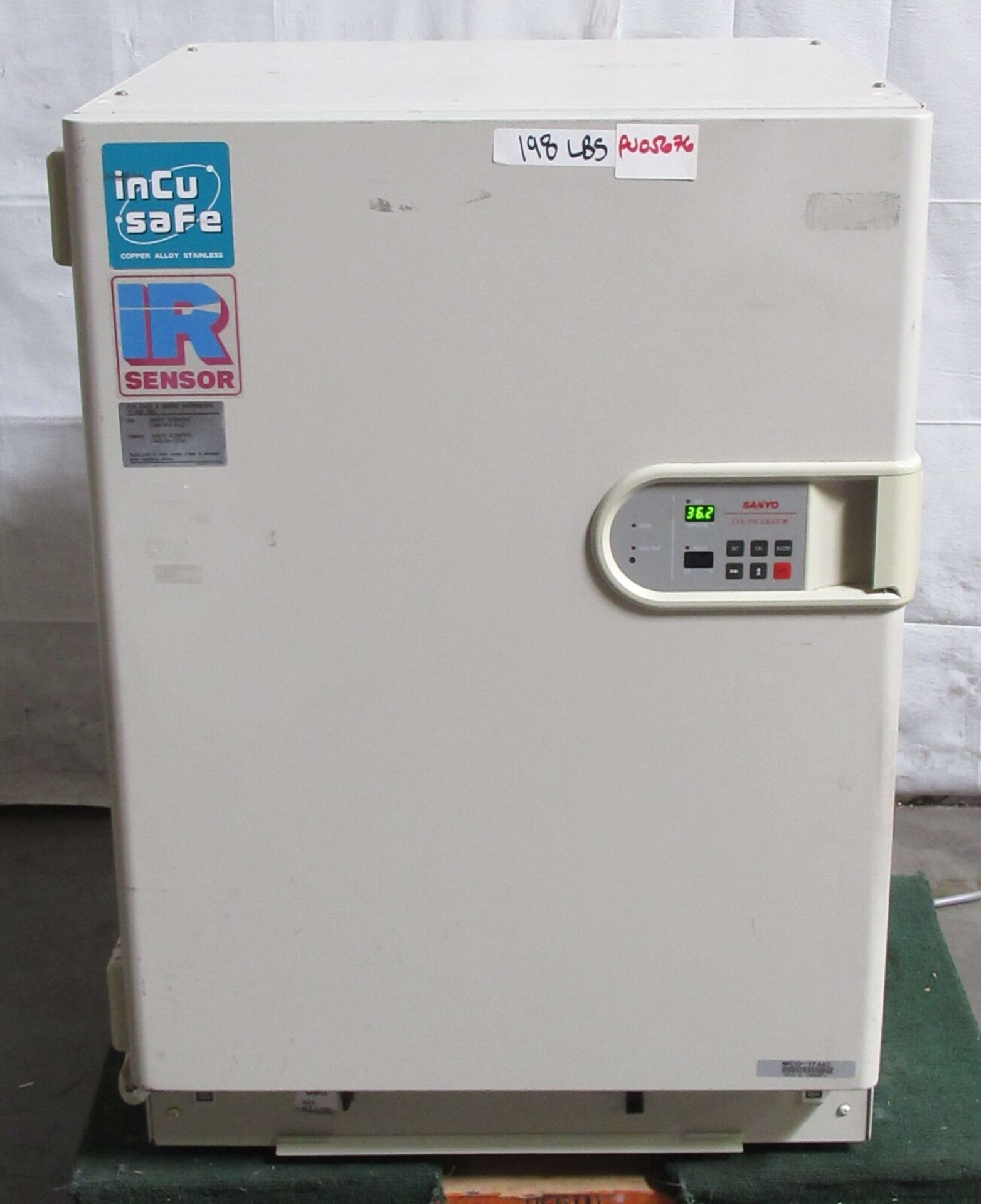 Sanyo MCO-17AIC CO2 Incubator 164L Capacity w/ 3 Shelves