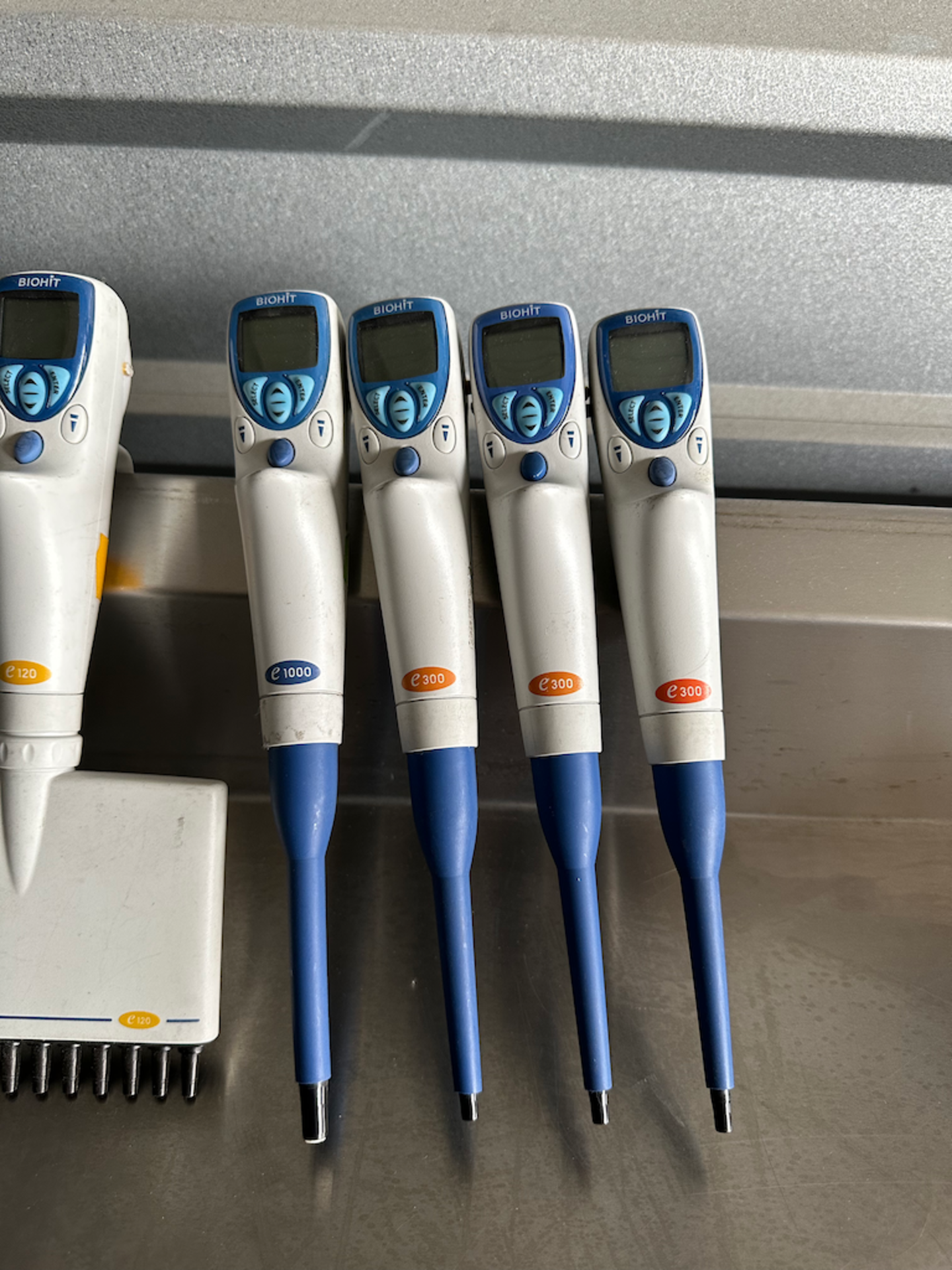 Lot: Qty 5 Assorted VIAFLO Pipettes Consisting of 1 12.5ul Multichannel & 4 Assorted Single Channel