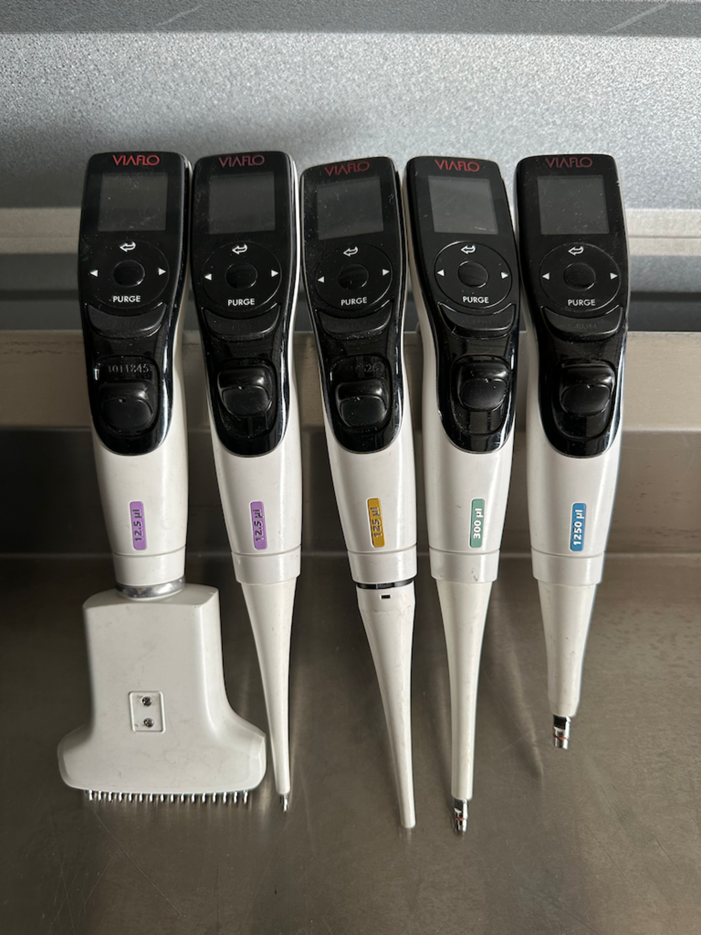 Lot Consisting of Qty-4 VIARO Single Channel Pipettes & Qty-1 Multichannel Pipette