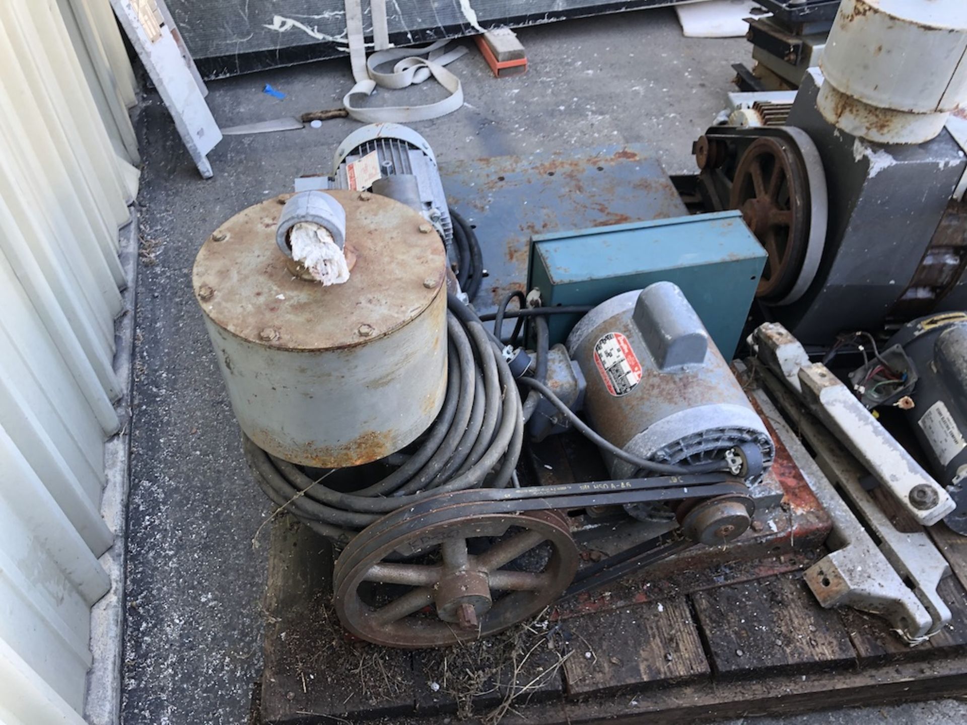 KINNEY VACUUM OIL SEALED SINGLE-STAGE ROTARY PISTON PUMP MODEL: KD-30 w/ DAYTON AC INDUCTION MOTOR