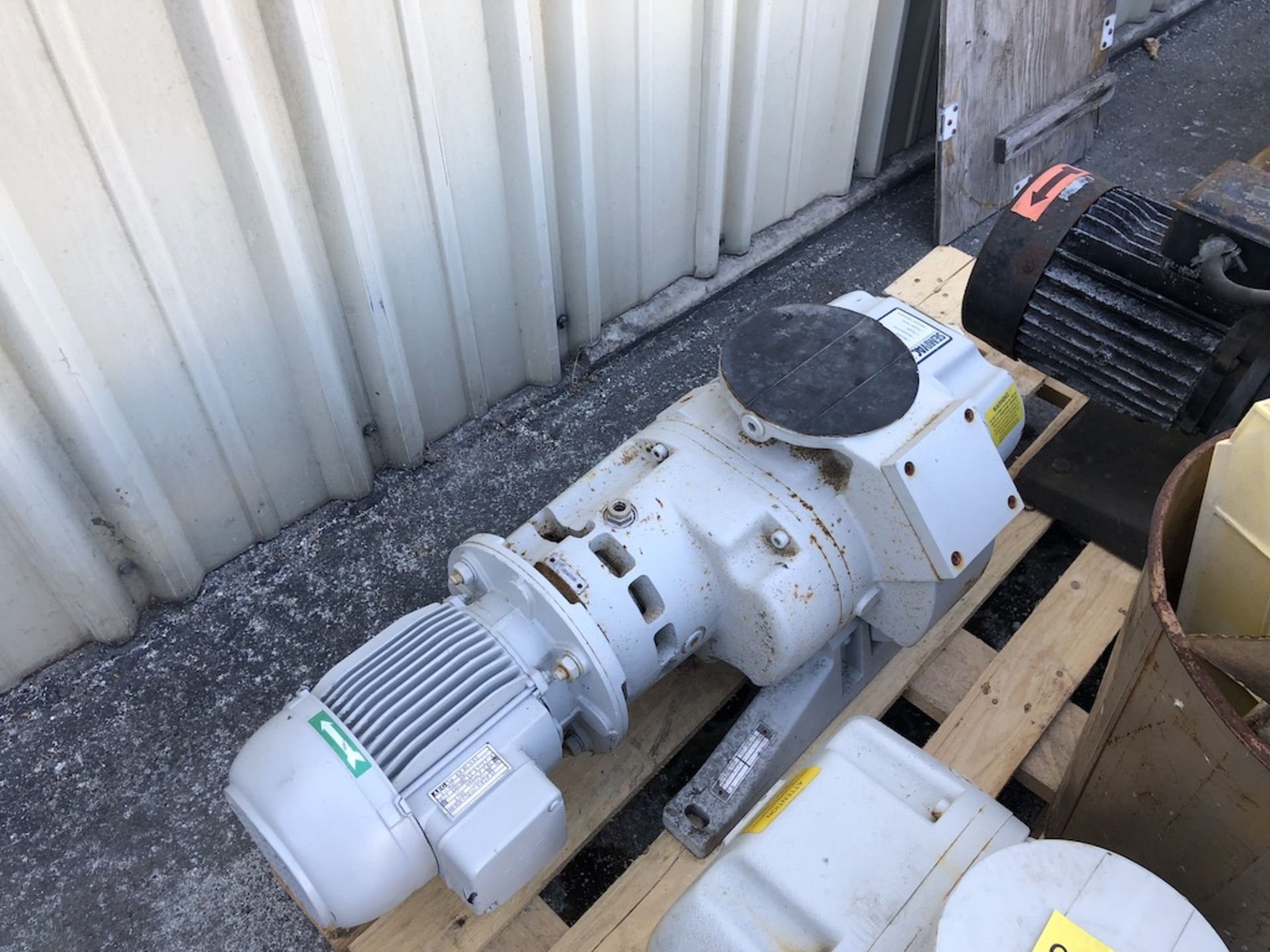 LEYBOLD VACUUM PUMP MODEL: WAU251; SN#: 00050 w/ AEG MOTOR MODEL: AM80NX2 - Image 4 of 5