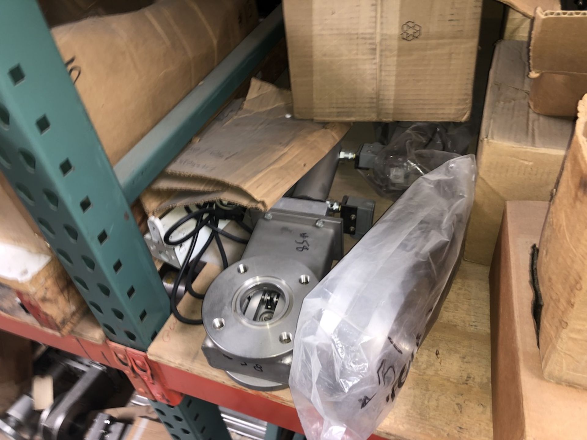 CONTENTS ON PALLET: VACUUM GATE VALVES, DAYTON BLOWER, PSTAT 10B, PSTAT 10B - Image 4 of 6