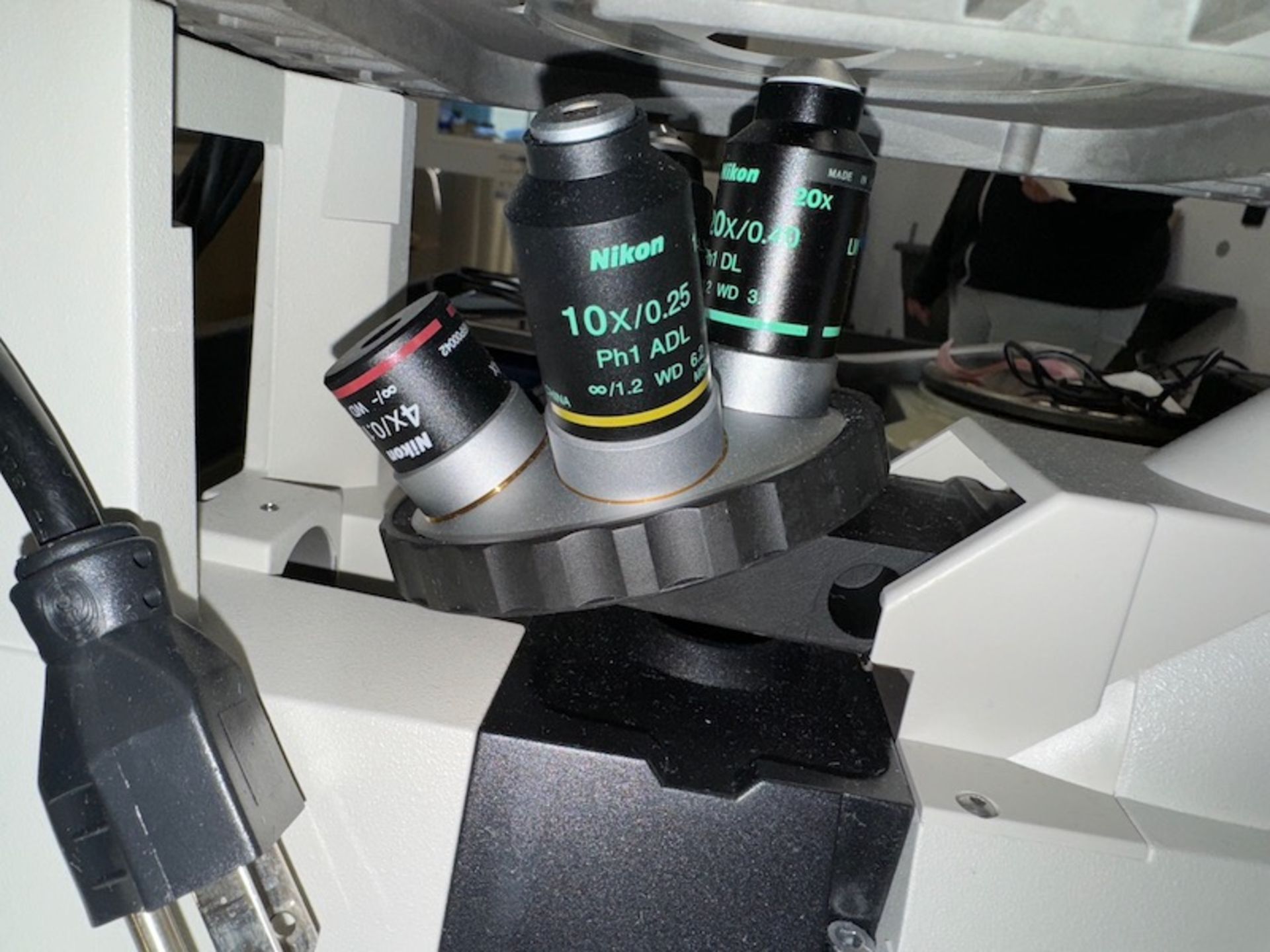 NIKON ECLIPSE INVERTED MICROSCOPE W / EYEPIECES & OBJECTIVE LENS - Image 10 of 14