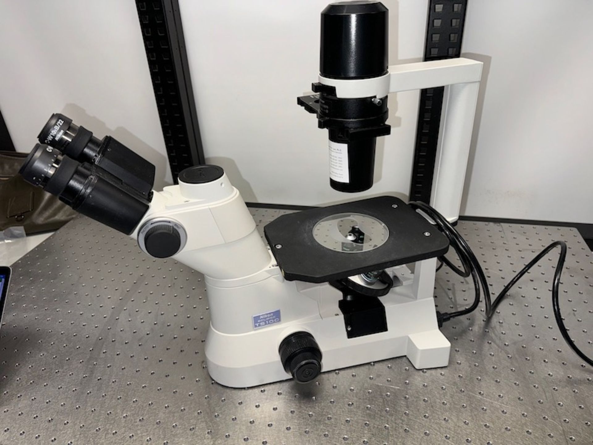 NIKON ECLIPSE INVERTED MICROSCOPE W / EYEPIECES & OBJECTIVE LENS - Image 14 of 14