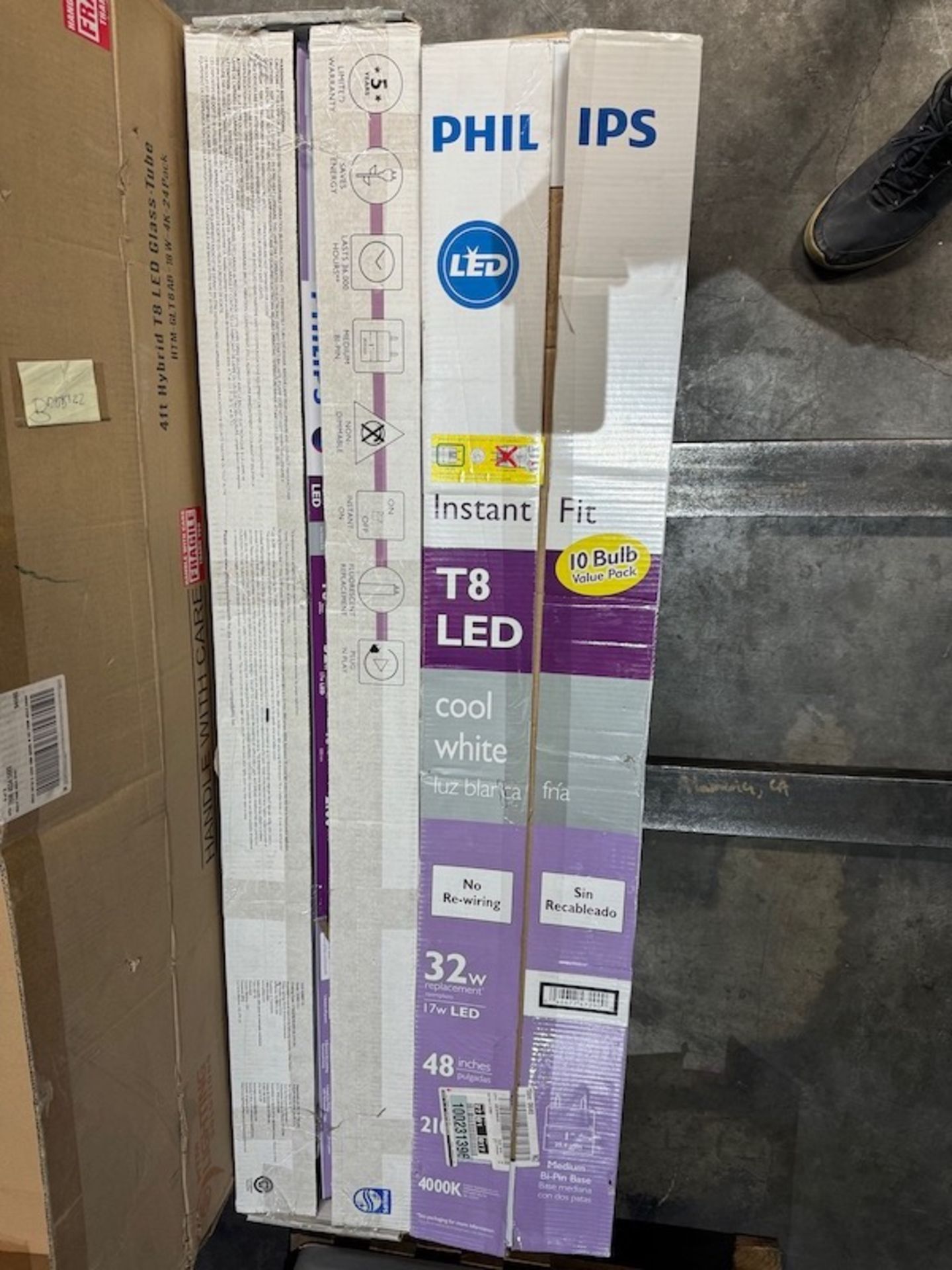 PALLET LOT CONSISTING OF T-8 LED TUBE LIGHTS - Image 4 of 15