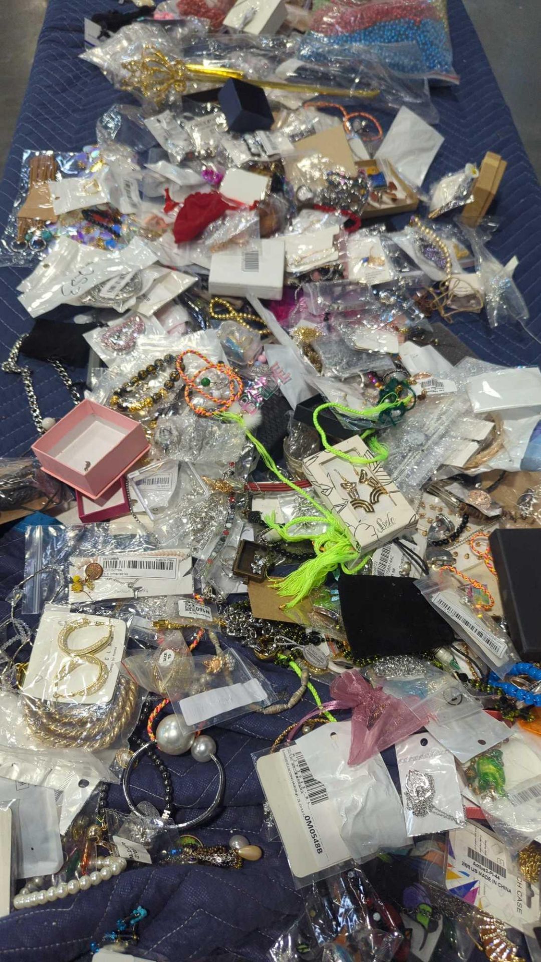 large table of costume jewelry (approximately 60 lbs) - Image 4 of 17