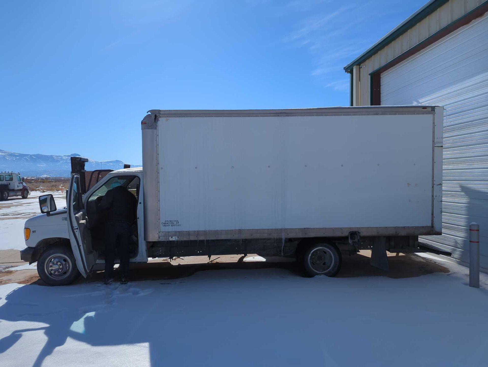 2002 Ford E350 Box Truck - Image 5 of 18