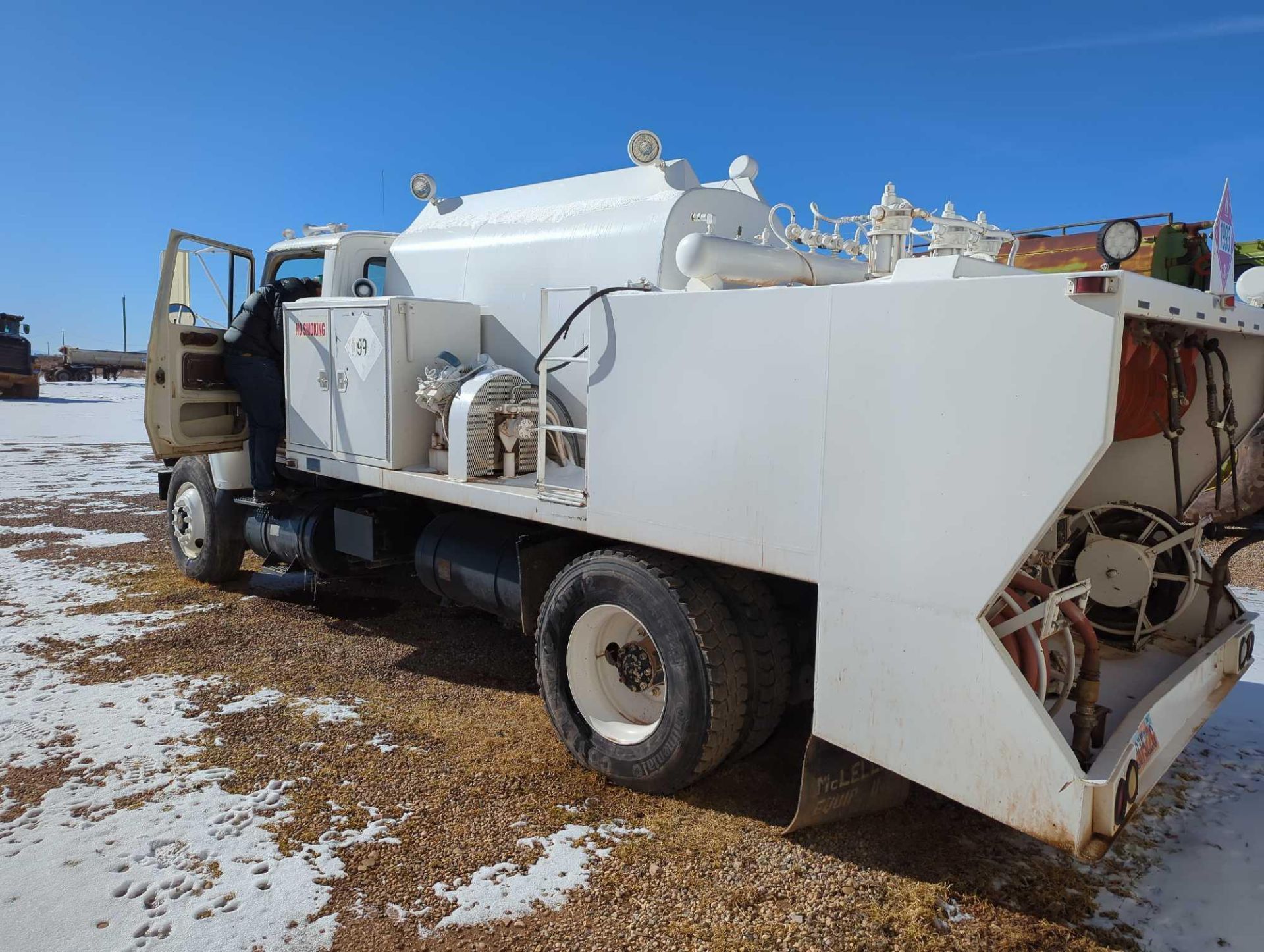 1980 Ford 8000 Lube Truck - Image 9 of 17