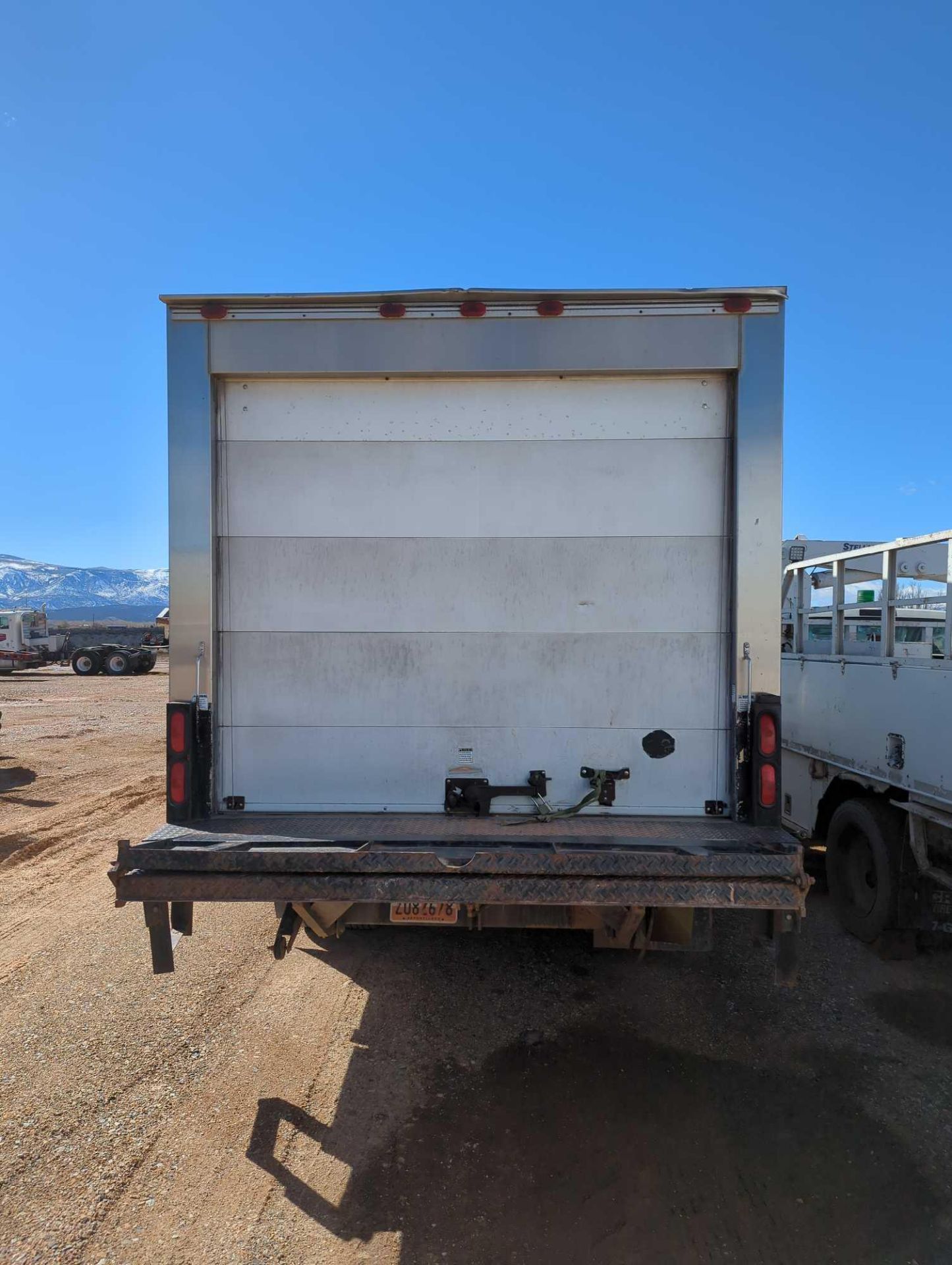 2003 Isuzu box truck - Image 5 of 14