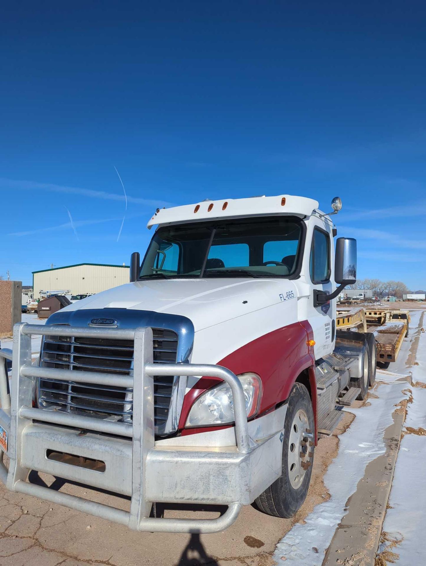 2014 Freightliner Cascadia 125 - Image 2 of 13