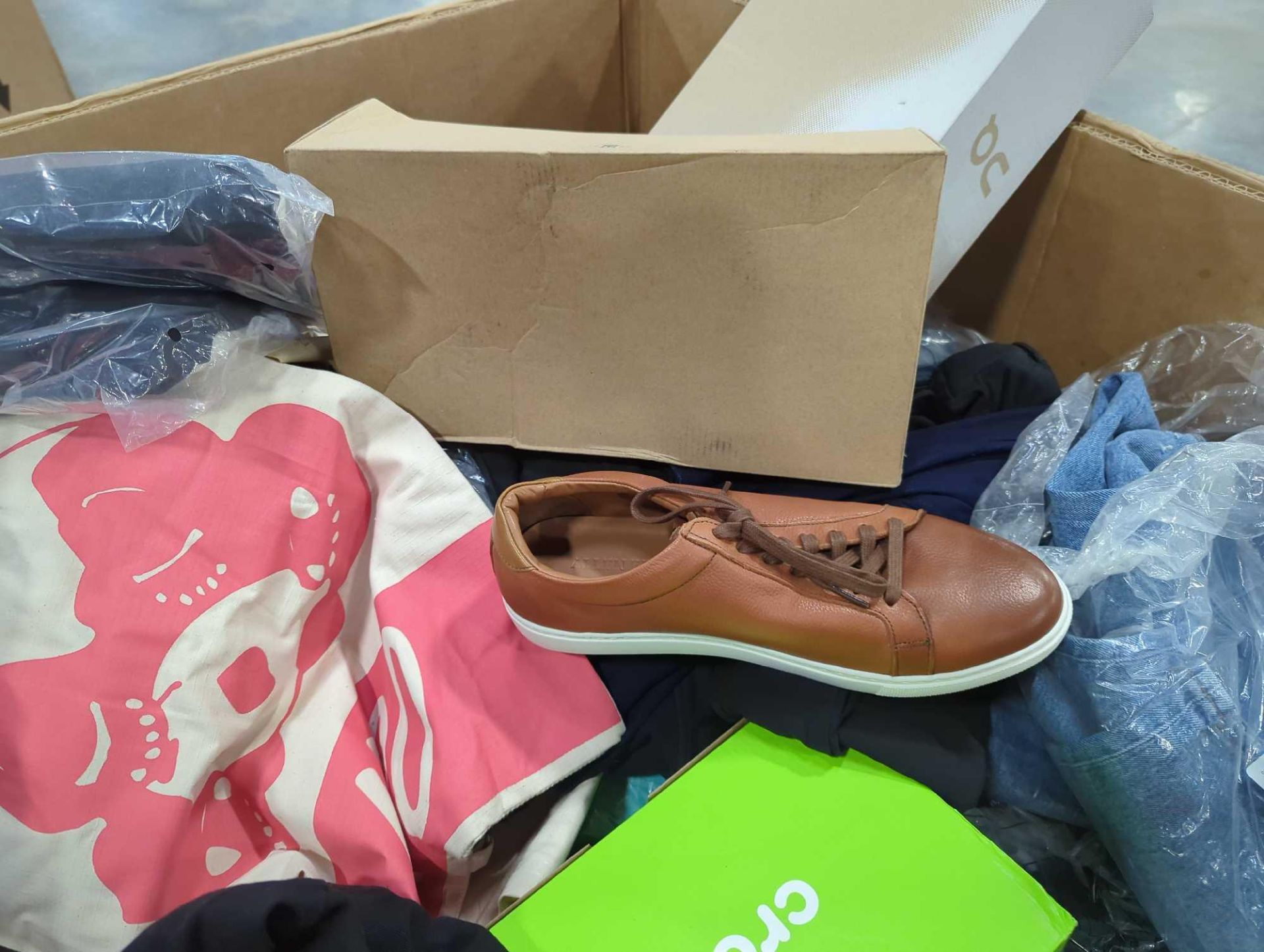 mostly clothing and shoes - Image 8 of 20