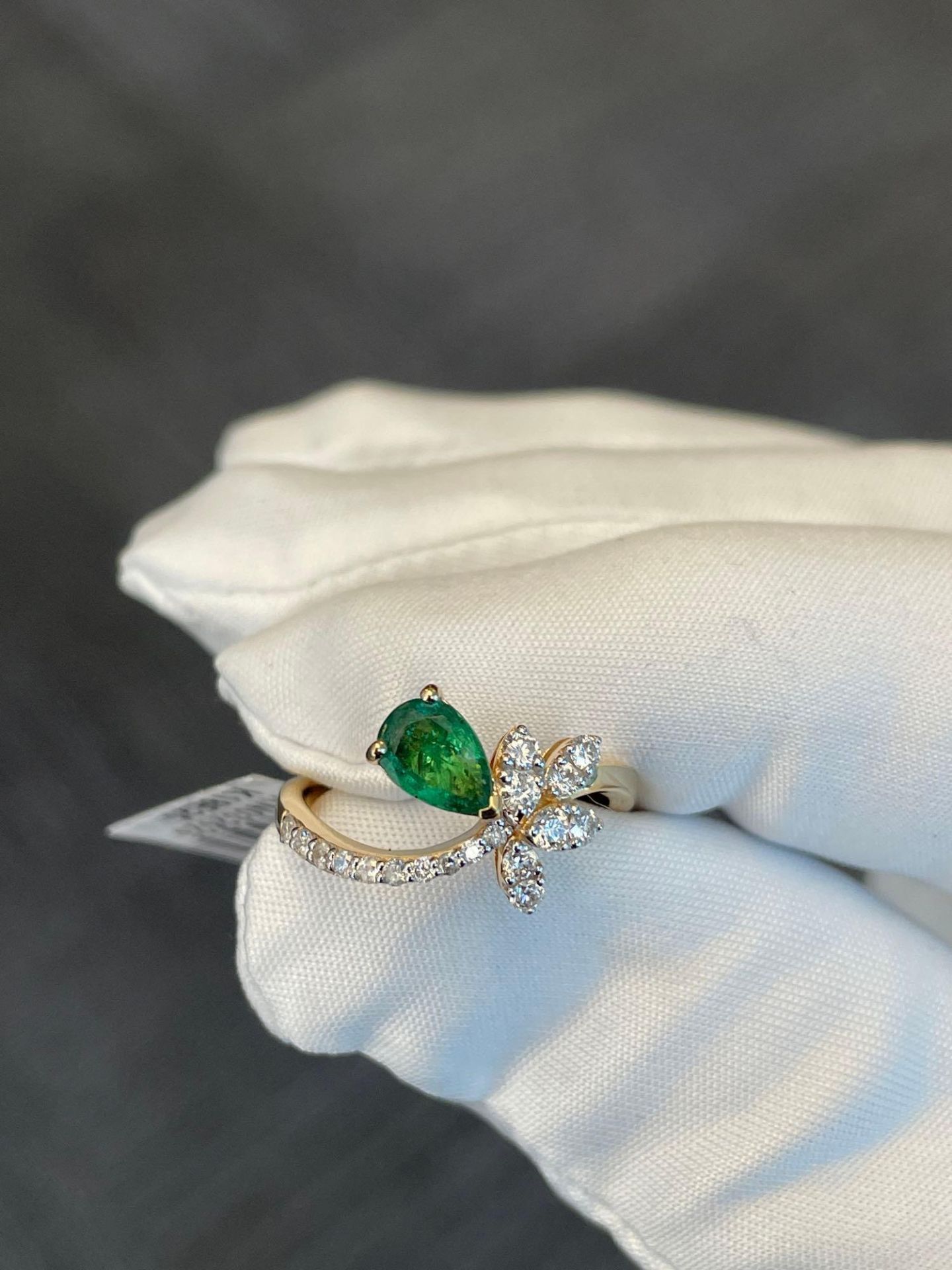 emerald gold and diamond ring