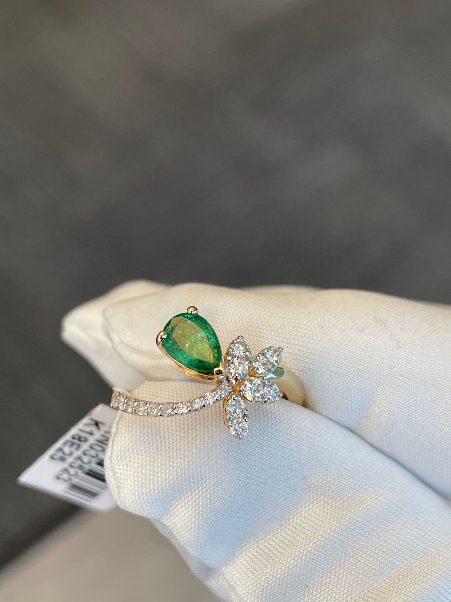 emerald gold and diamond ring - Image 2 of 6