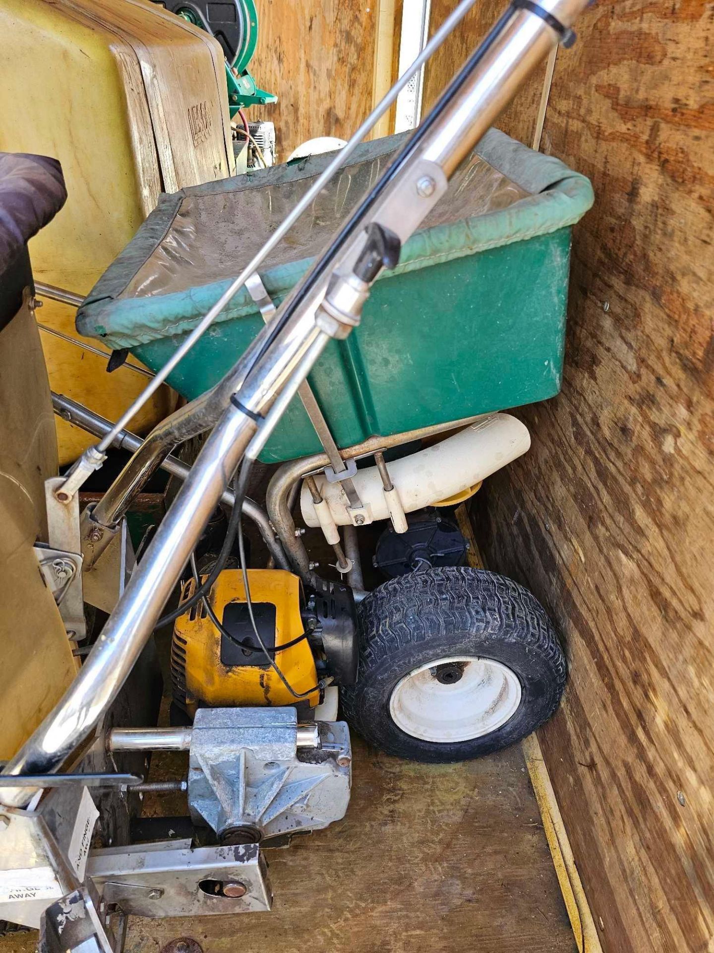 Spyker Gas powered Spreader - Image 4 of 5