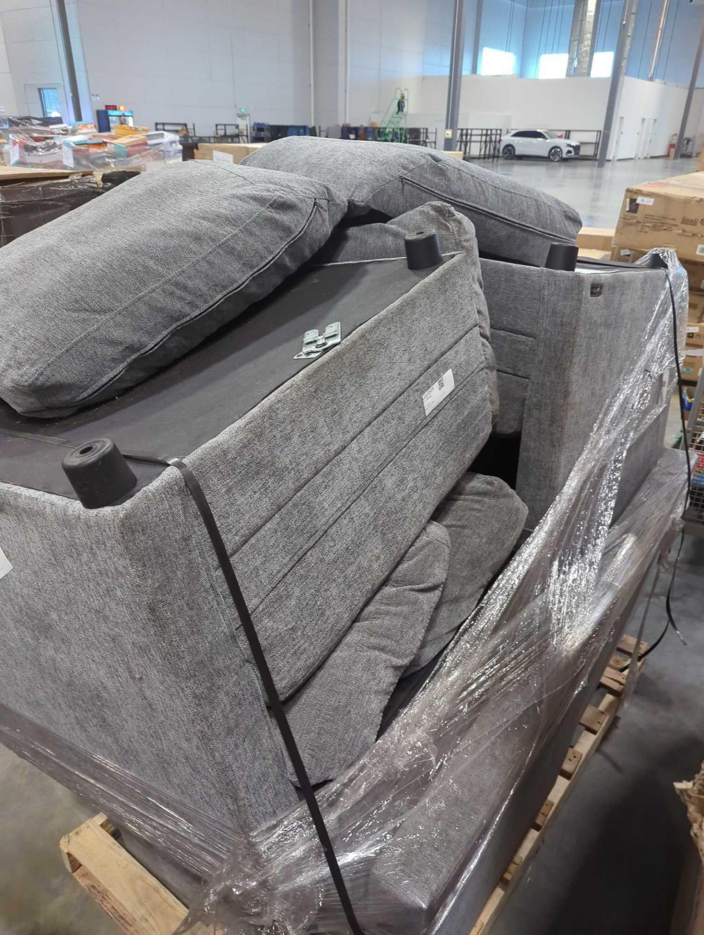 pallet of gray sofa - Image 4 of 5