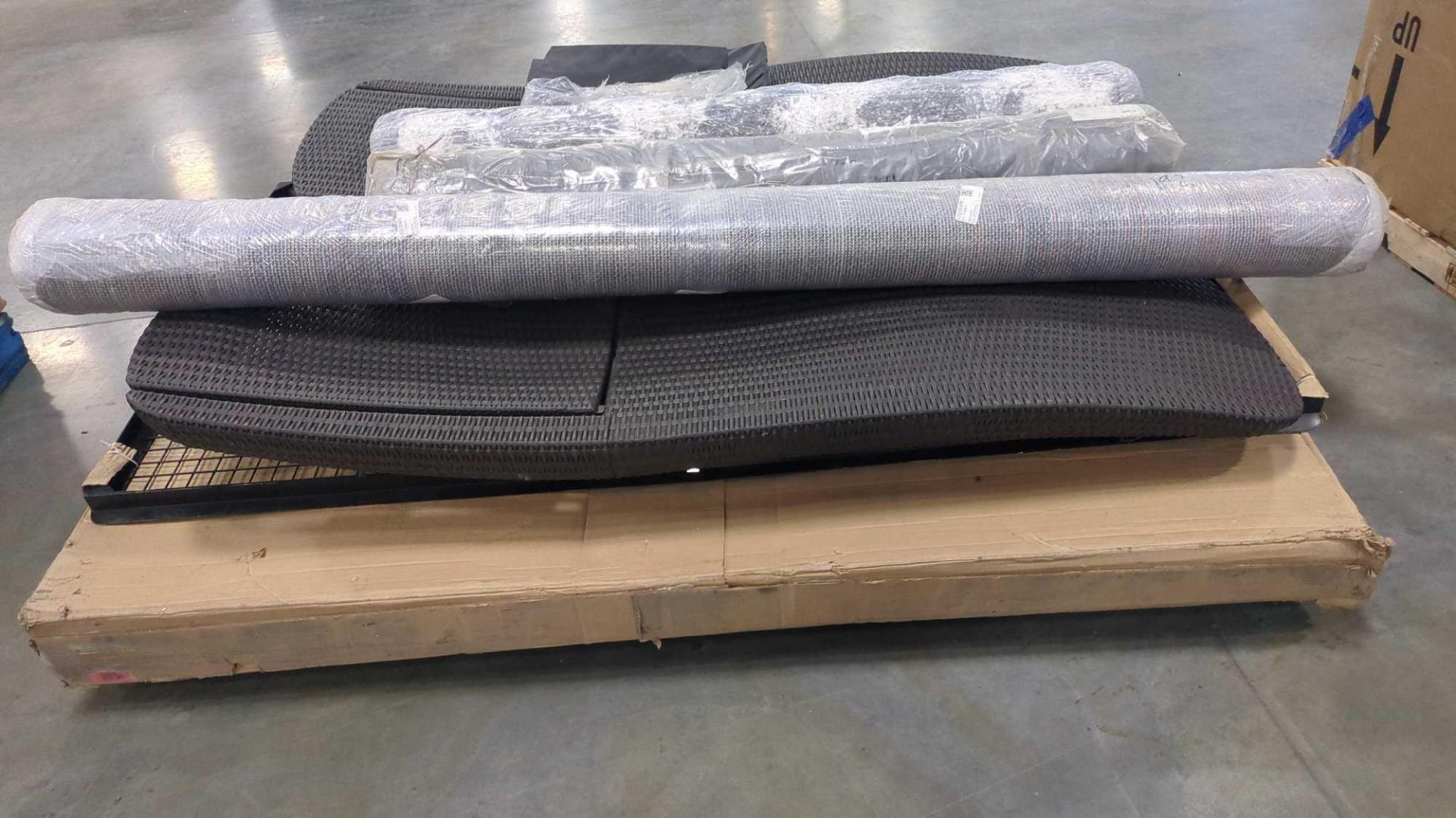 pallet of loungers rugs and more - Image 2 of 4